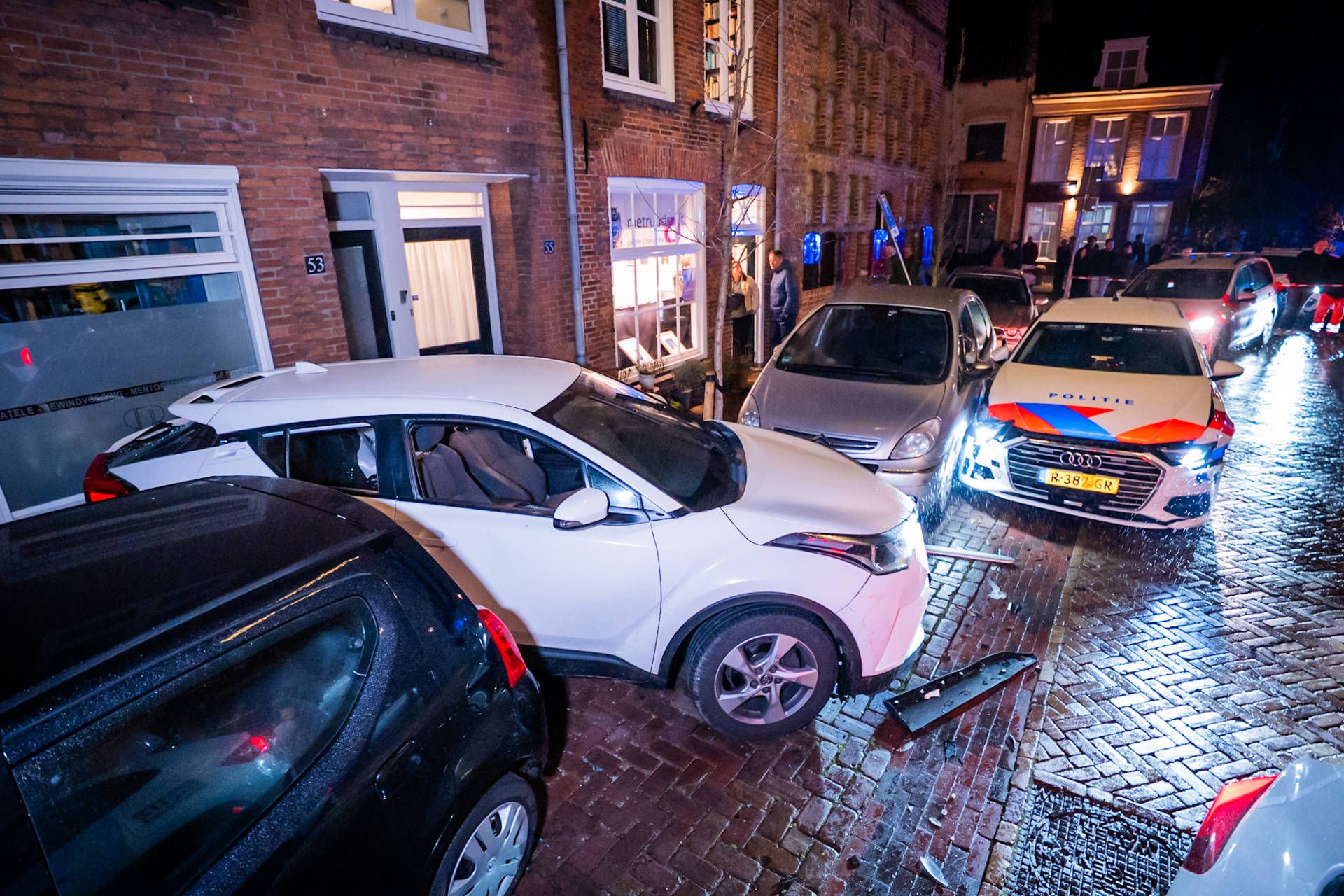 Wilde achtervolging eindigt in crash, agenten lichtgewond