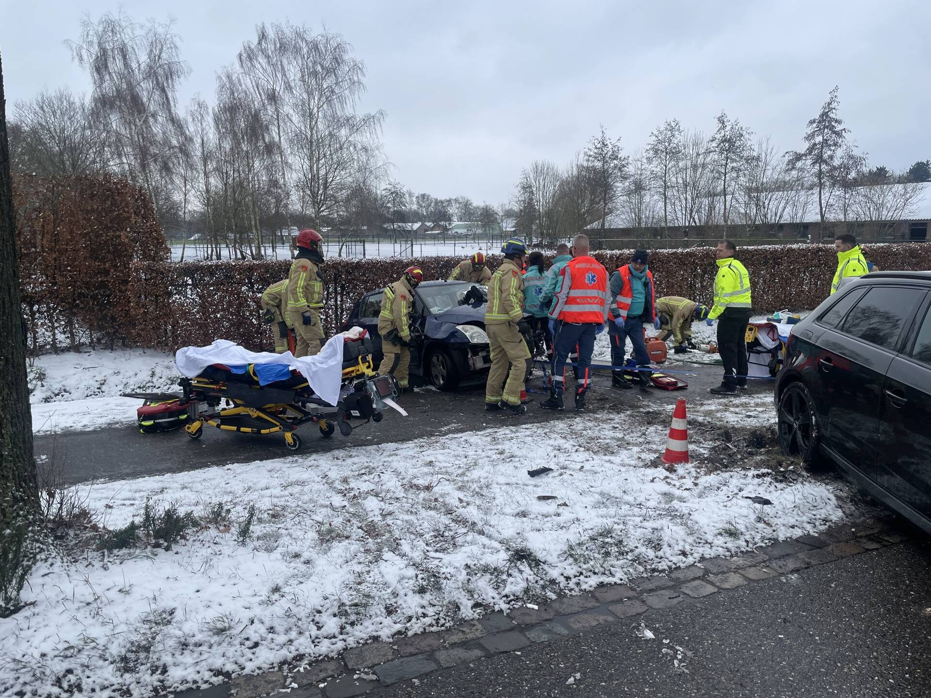 Auto botst tegen boom, traumahelikopter ingezet