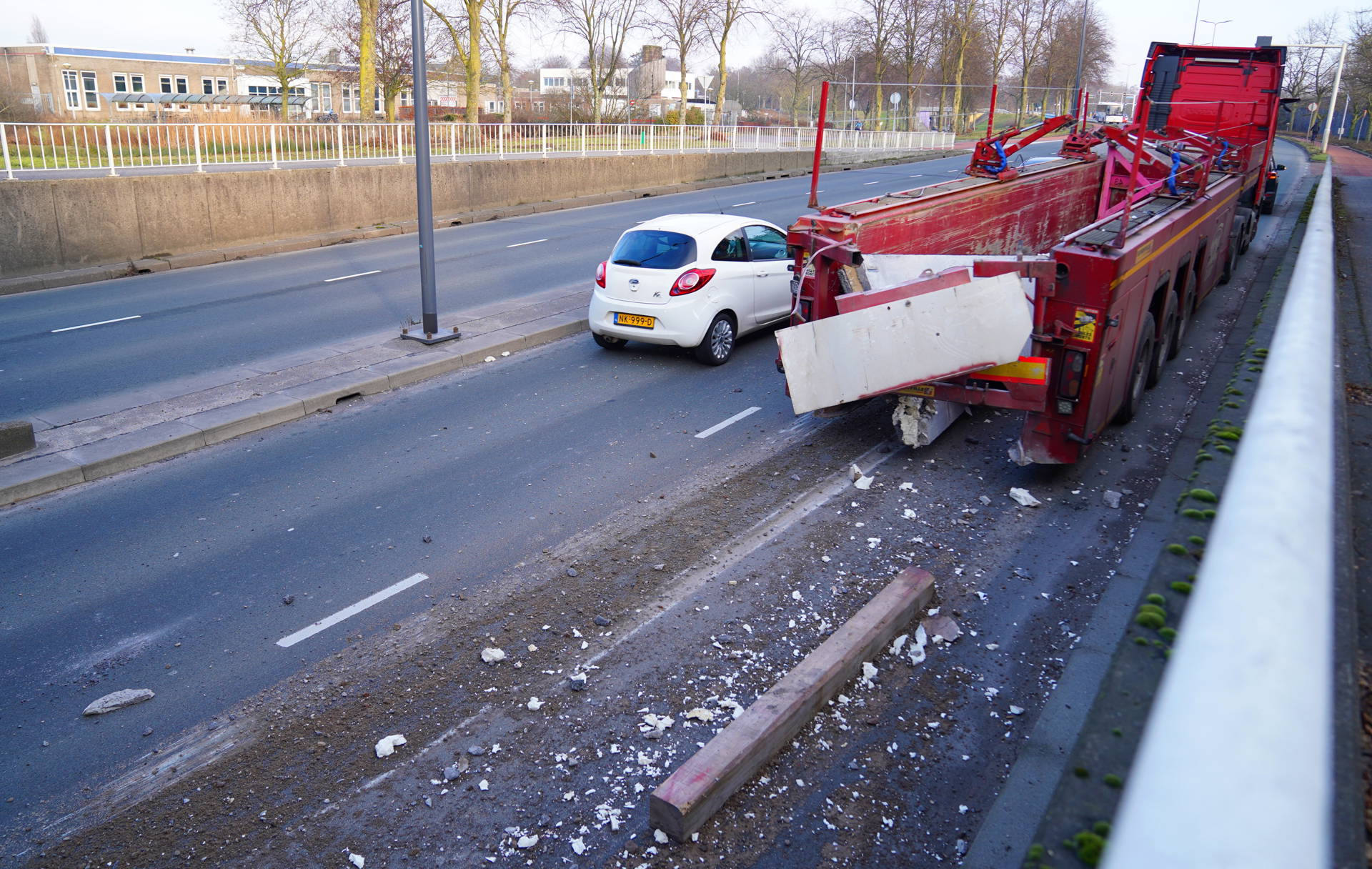 Vrachtwagen ramt viaduct, weg afgesloten door brokstukken