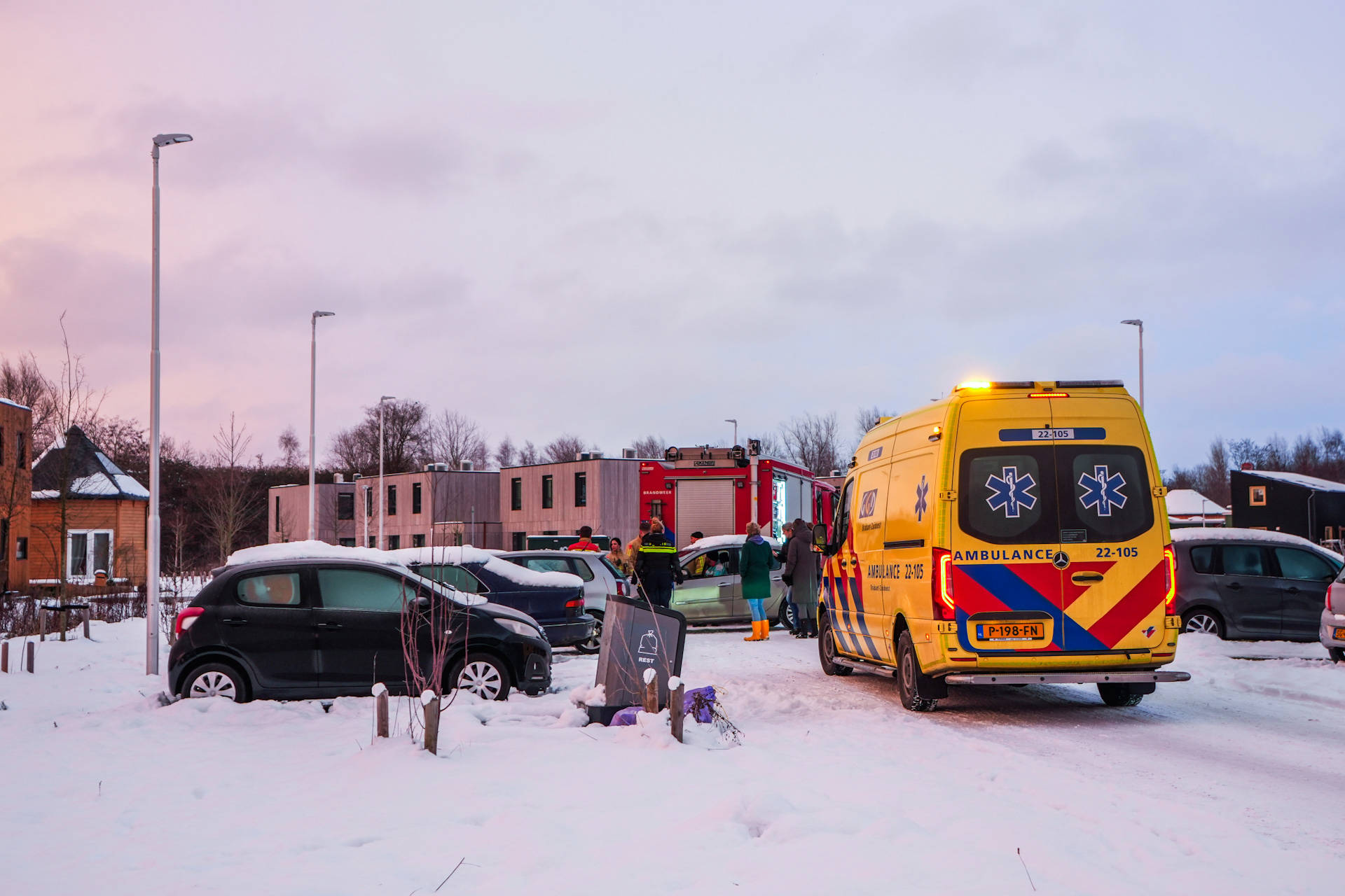 Vrouw bekneld onder auto op parkeerplaats