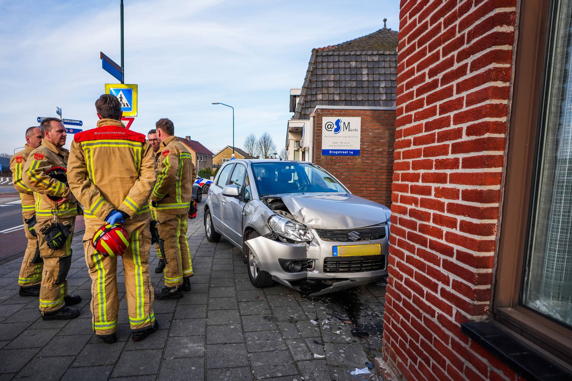 Auto botst tegen gevel klokkenmakerij, bestuurder naar ziekenhuis