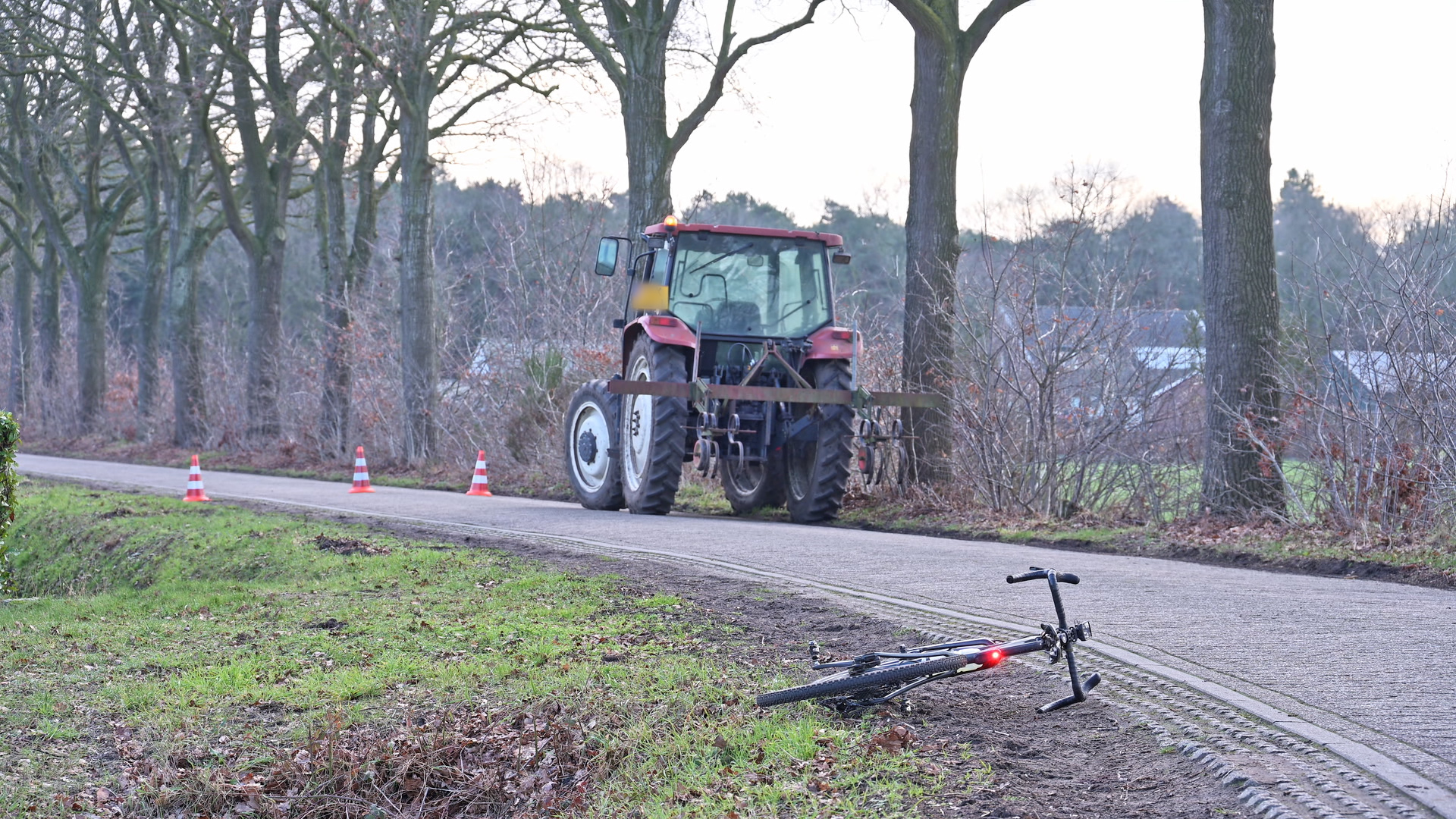 Fietser zwaargewond door stalen balk van tractor
