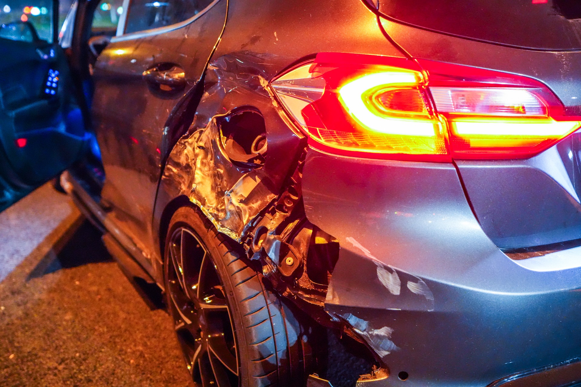 Snelweg afgesloten voor reconstructie na ernstig ongeluk met zwaargewonde motoragenten