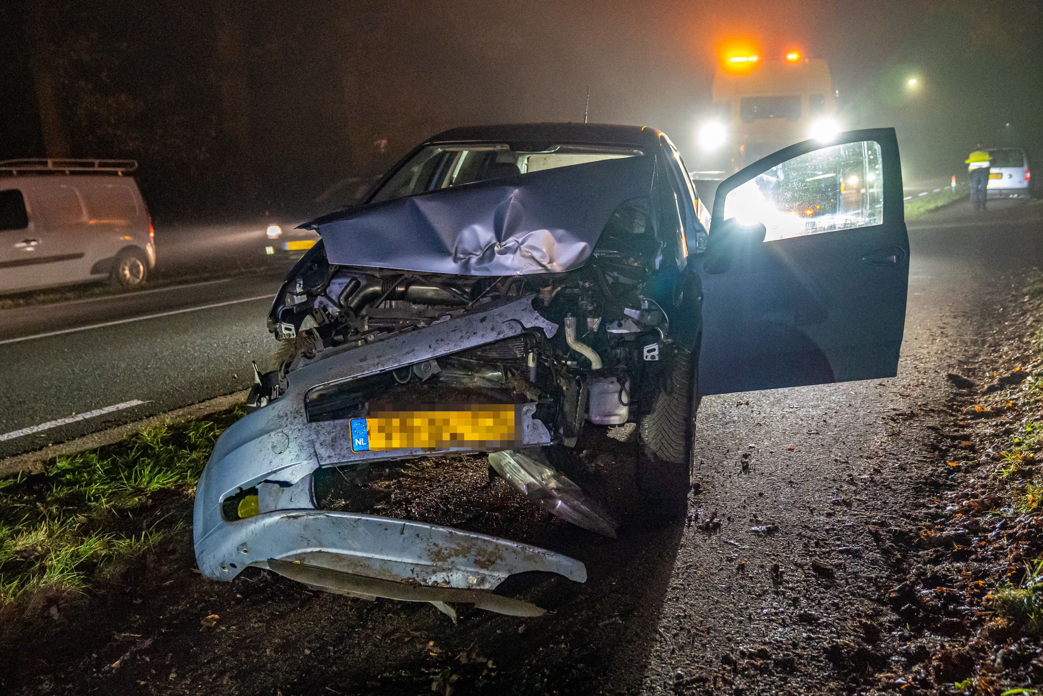 Automobilist botst tegen boom en loopt weg na ongeval