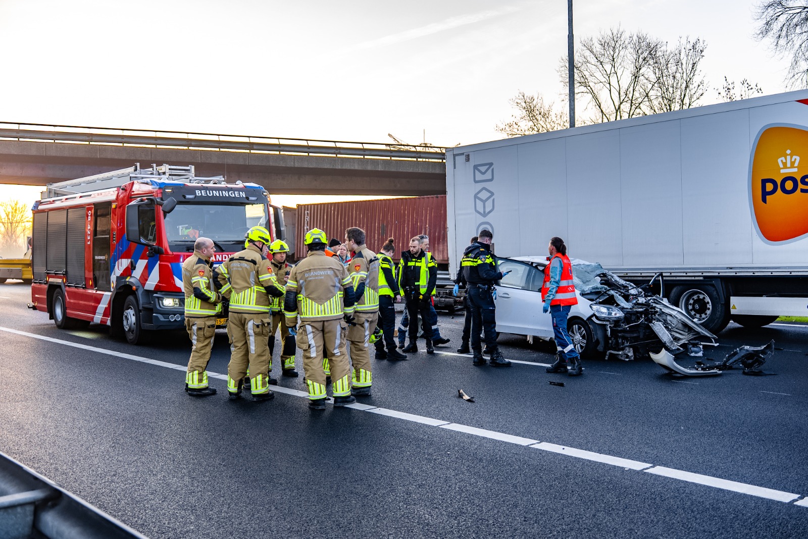 UPDATE: 26-jarige bestuurster overleden na ongeval met vrachtwagen