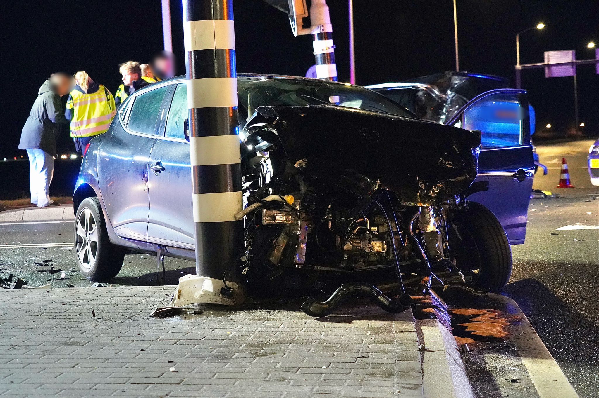 Ernstig ongeval op kruising, meerdere personen naar ziekenhuis
