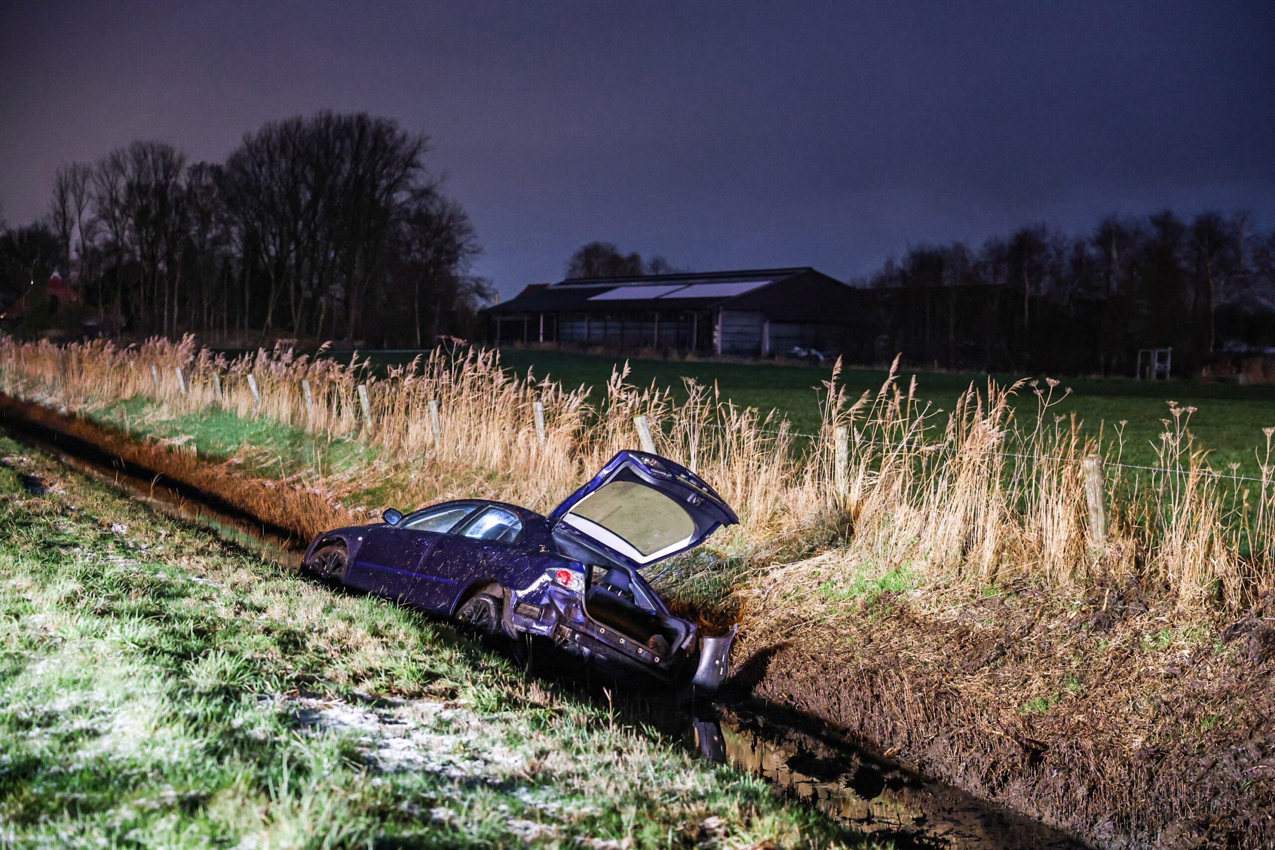 Auto raakt van snelweg na sneeuwbui