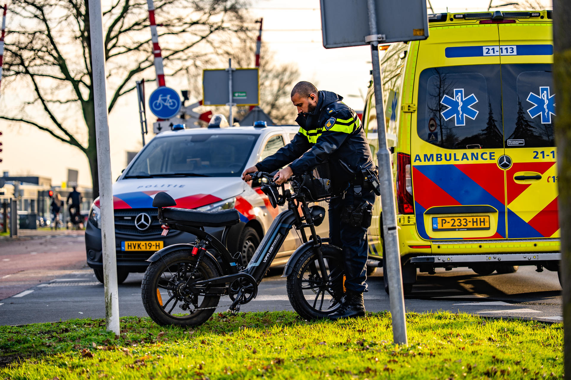 Auto rijdt door na aanrijding met fatbike