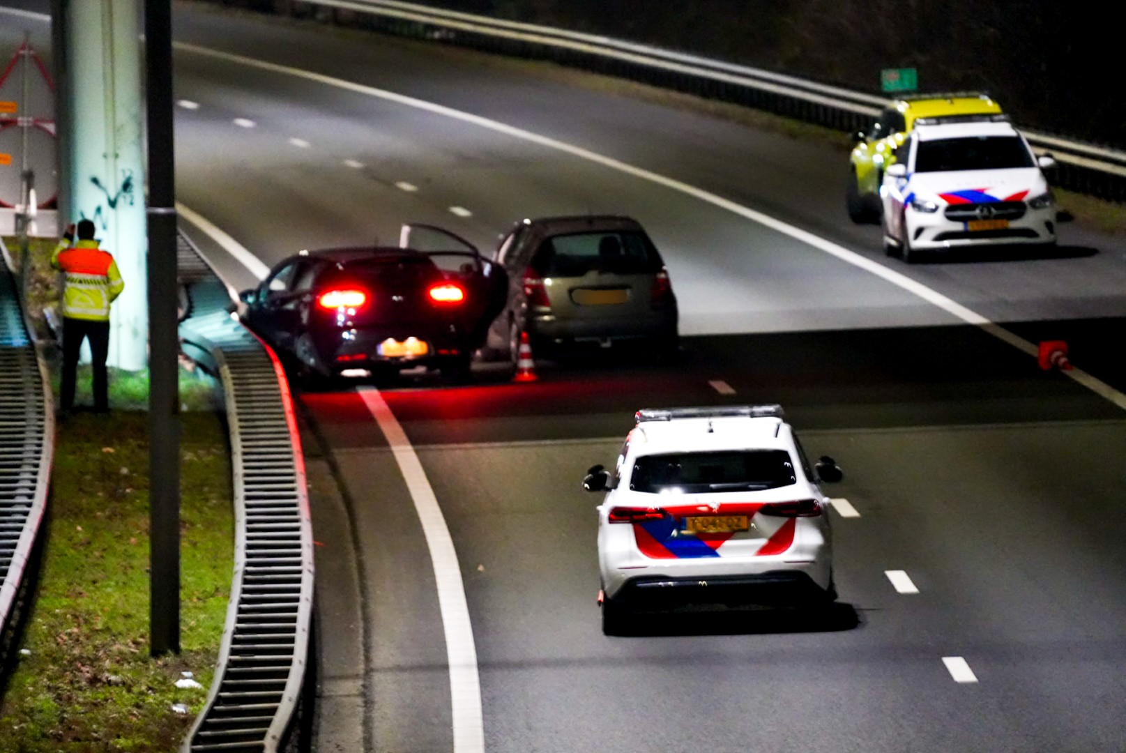 Auto op snelweg beschoten vanuit rijdend voertuig, één inzittende gewond