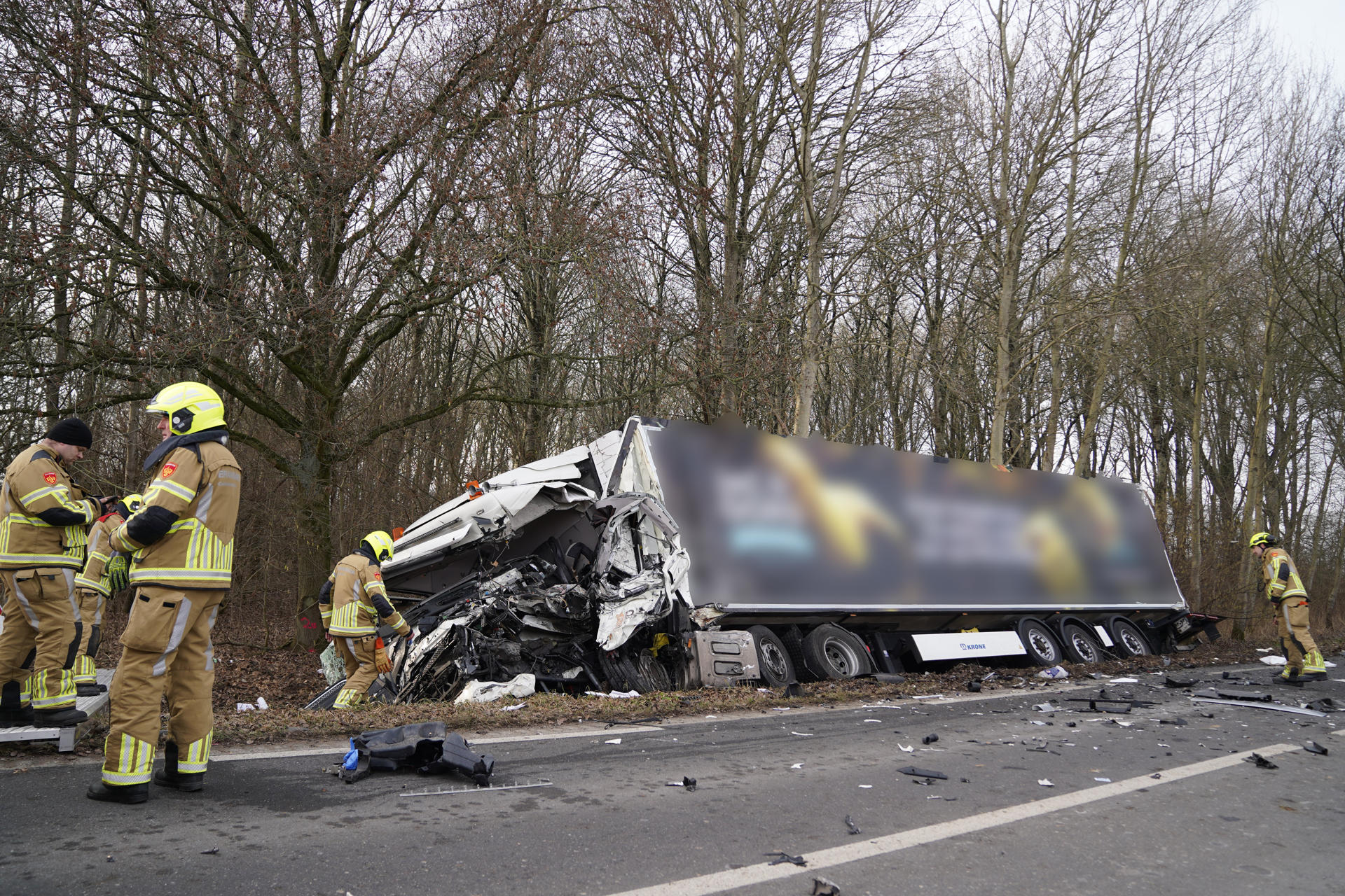 Vrachtwagenchauffeur (59) overleden na botsing met graafmachine