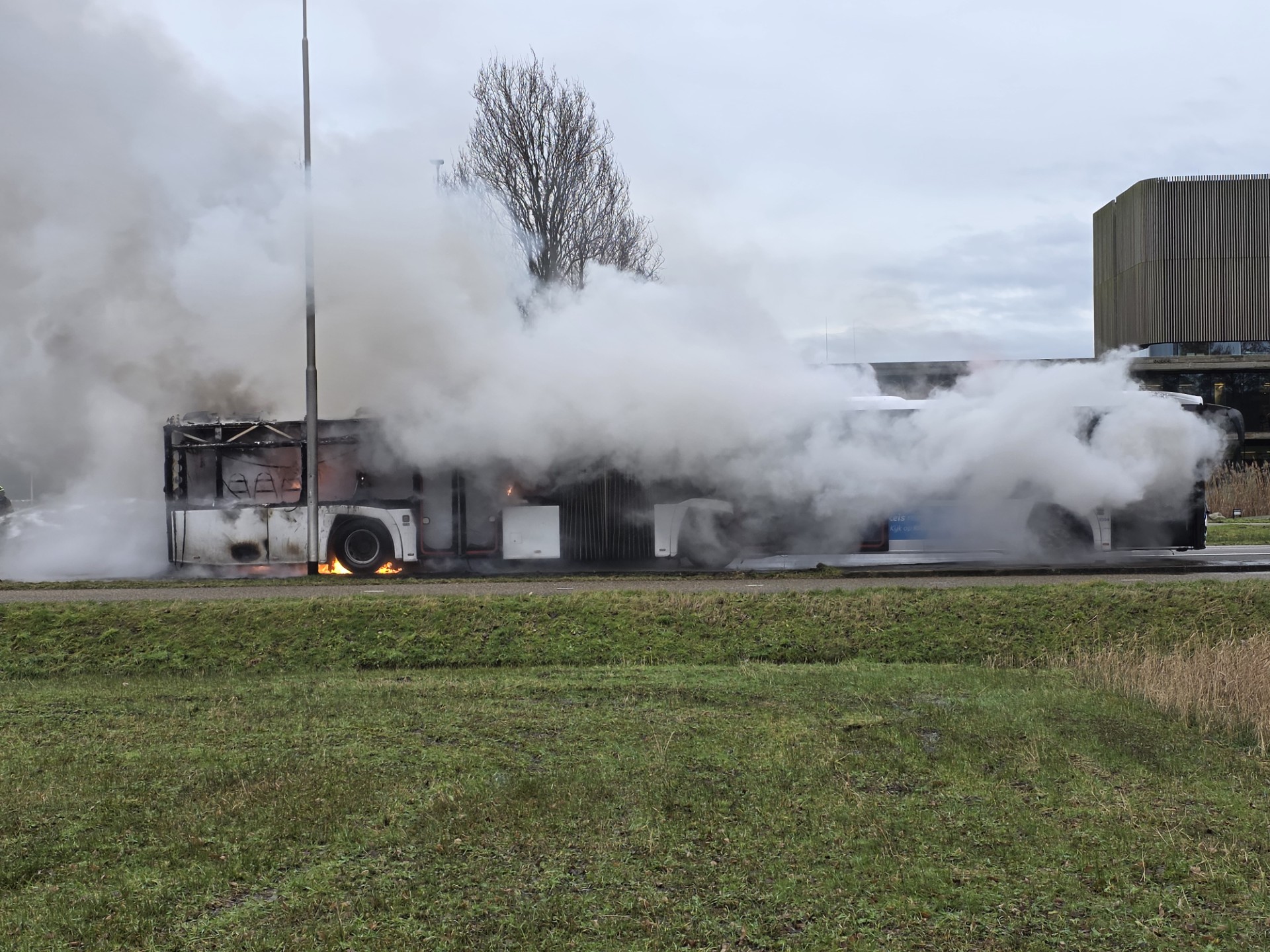 Lijnbus met passagiers vliegt in brand