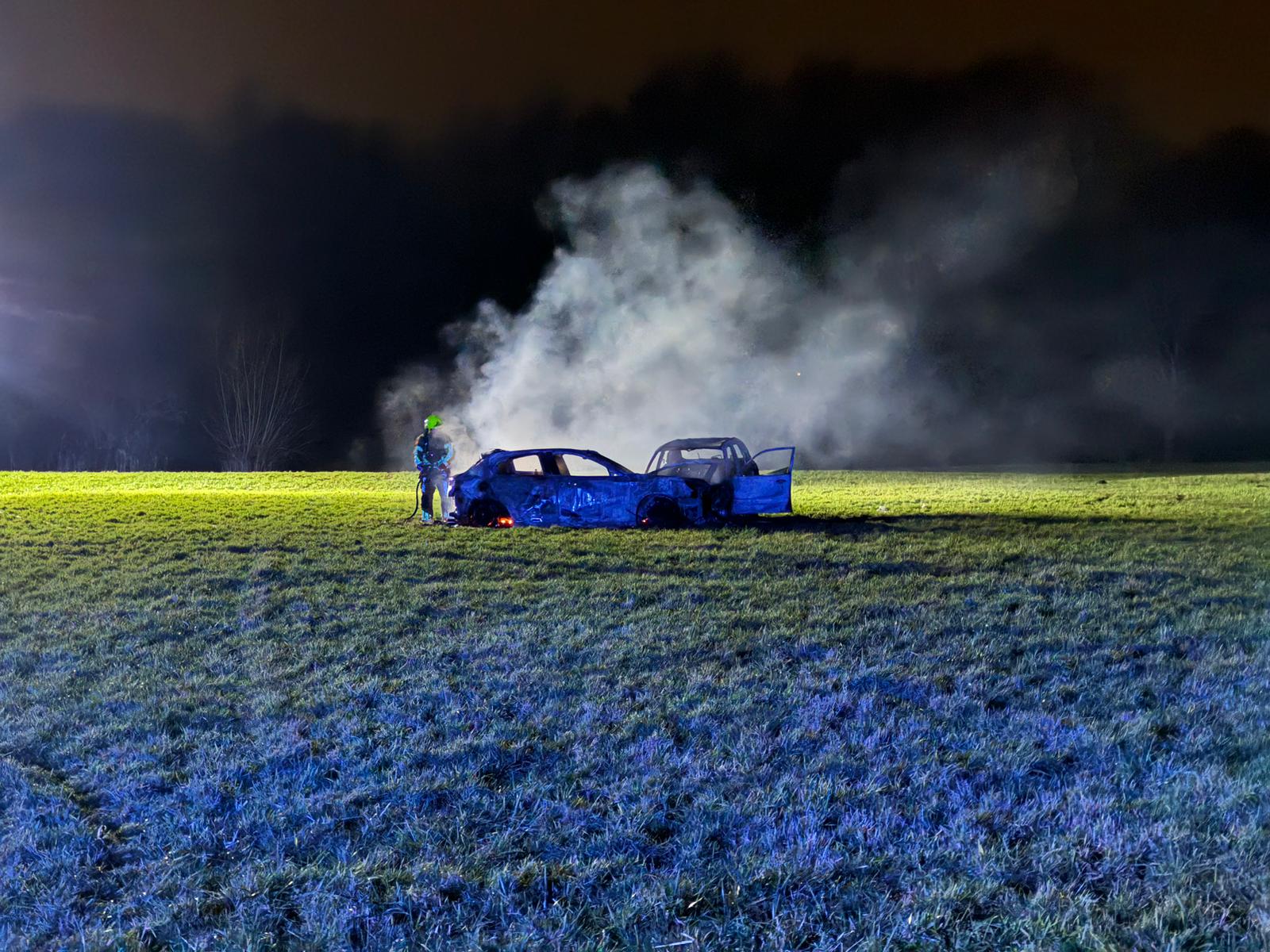 Vier auto’s en motor volledig uitgebrand in park