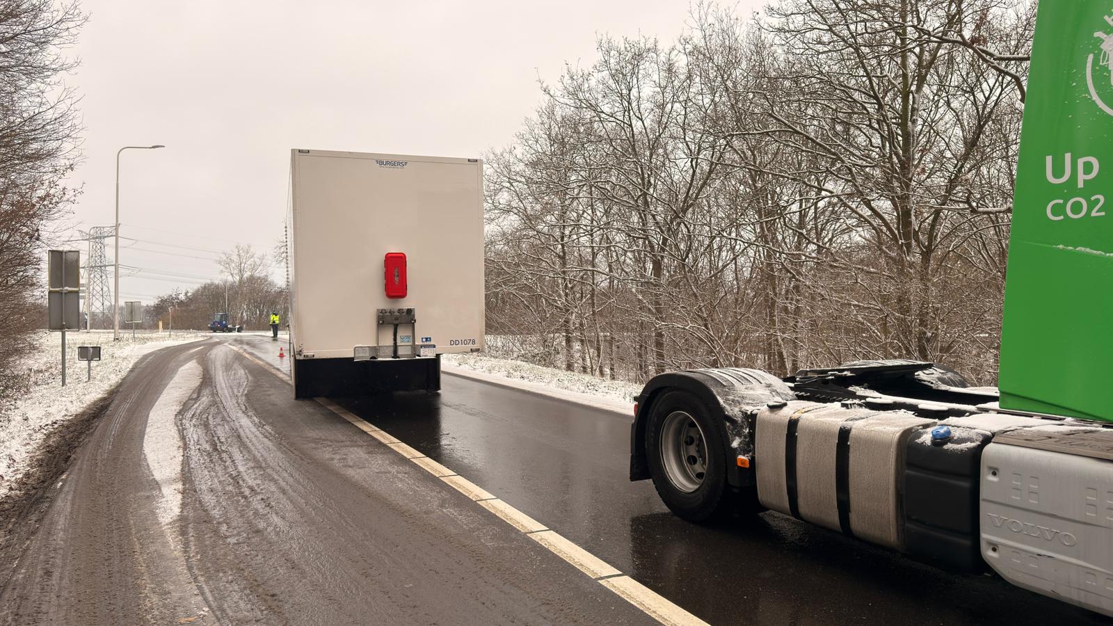 Vrachtwagen verliest oplegger op oprit snelweg, verkeer moet omrijden