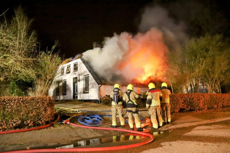 Grote brand veroorzaakt enorme schade aan woonboerderij