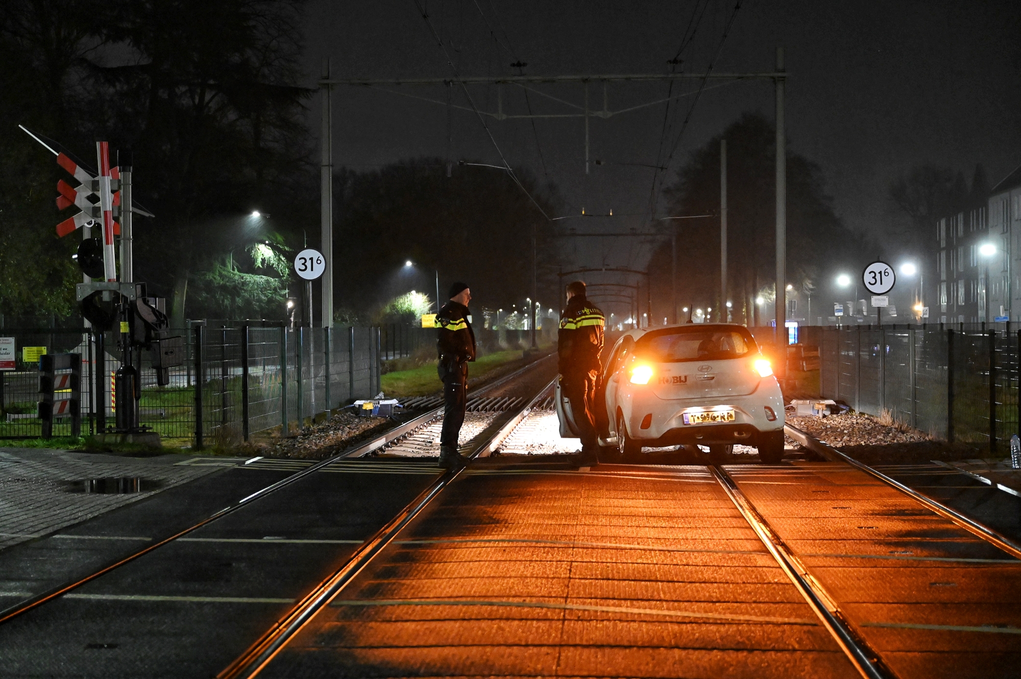 Bestuurder neemt verkeerde afslag en belandt met auto spoor