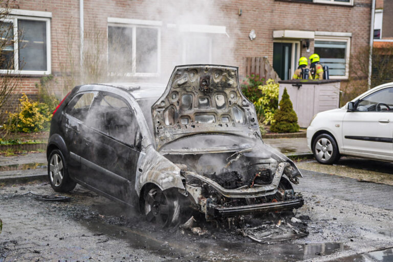 Auto vat vlam tijdens parkeren, bestuurder kon optijd uitstappen