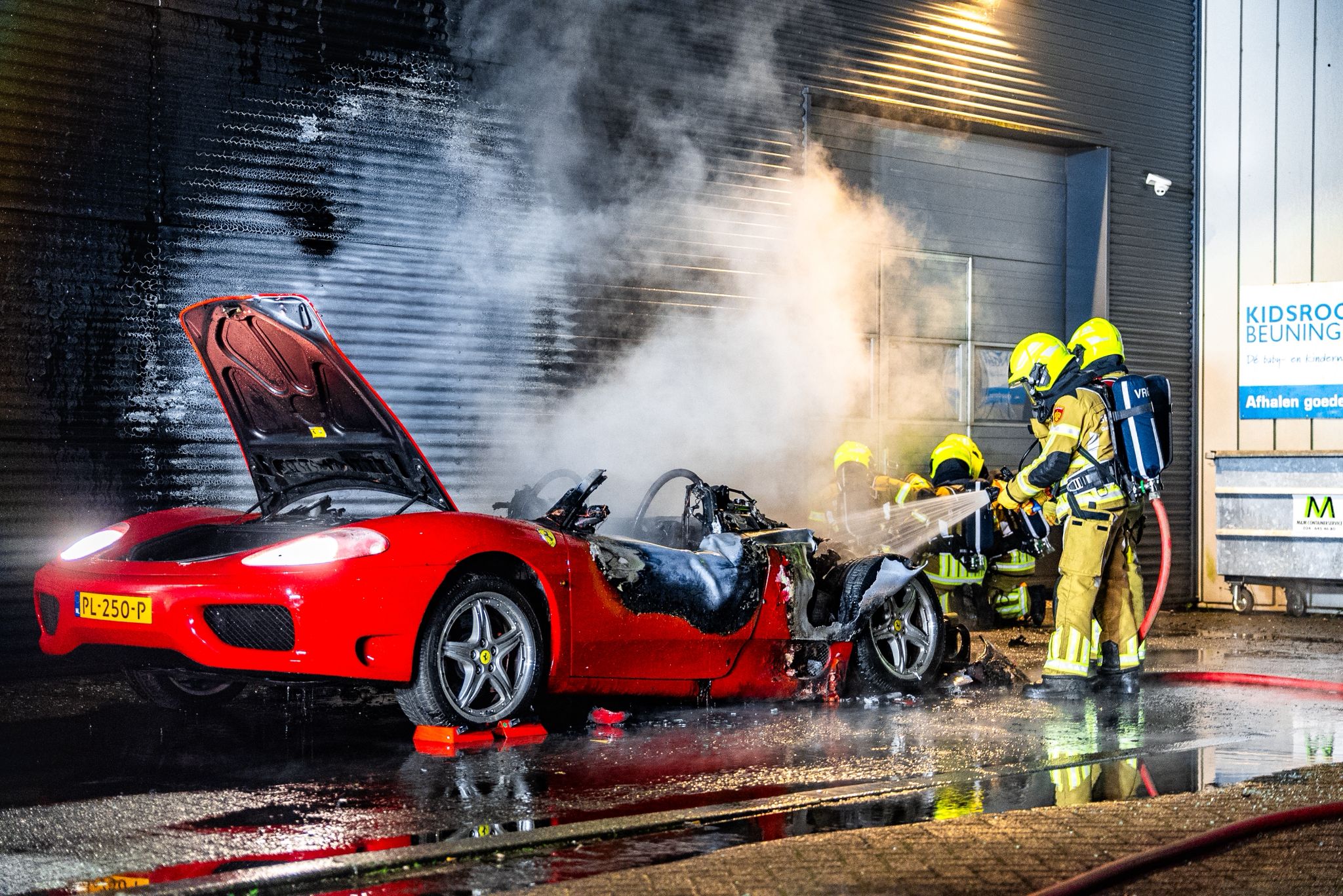 Ferrari volledig verwoest door brand