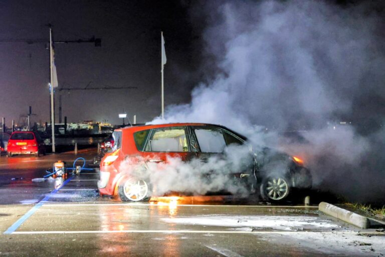 Man ontsnapt uit brandende auto en springt het water in