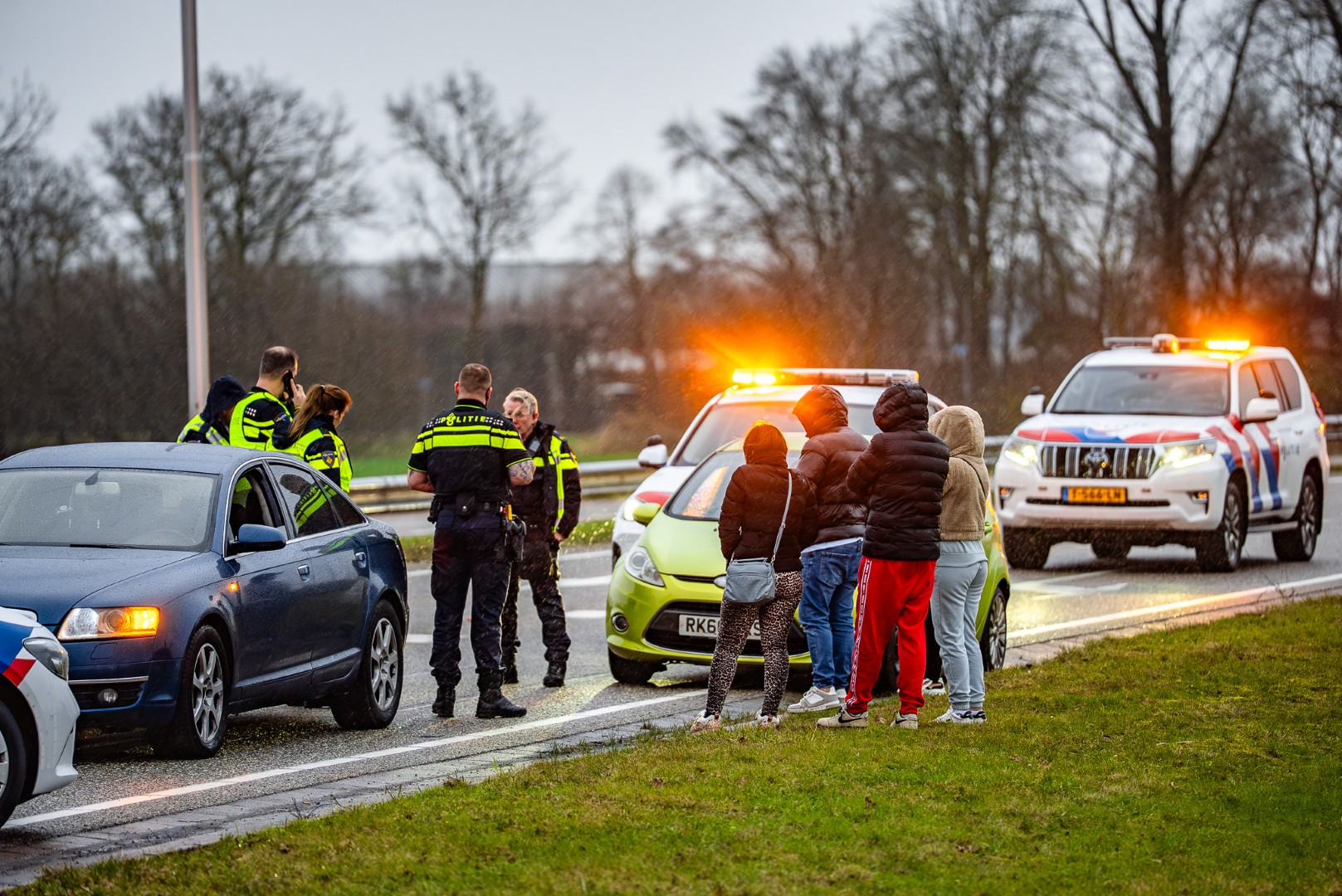 Politie klemrijdt twee auto’s en doorzoekt voertuigen