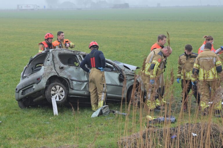 Man (41) overleden bij botsing tegen boom, auto belandt in weiland
