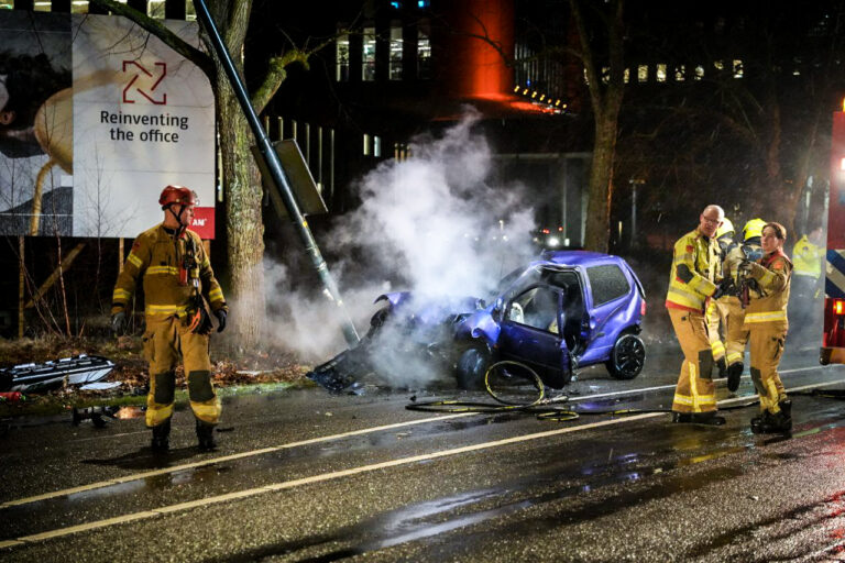Bestuurder overleden na ernstig ongeval, auto vloog in brand