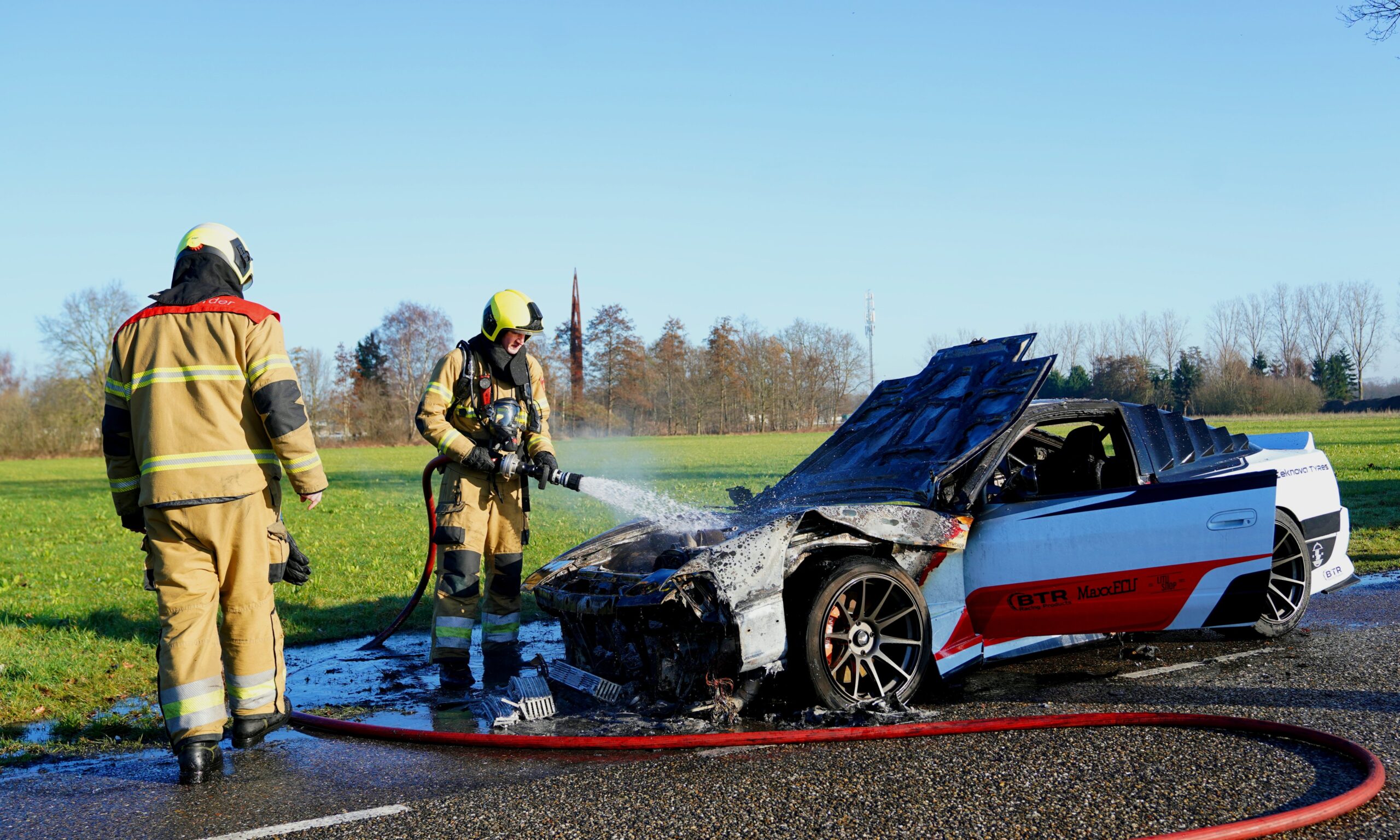Opgeknapte sportwagen vliegt plotseling in brand