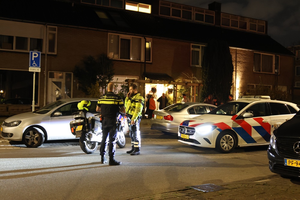 Straat afgezet na explosie bij woning