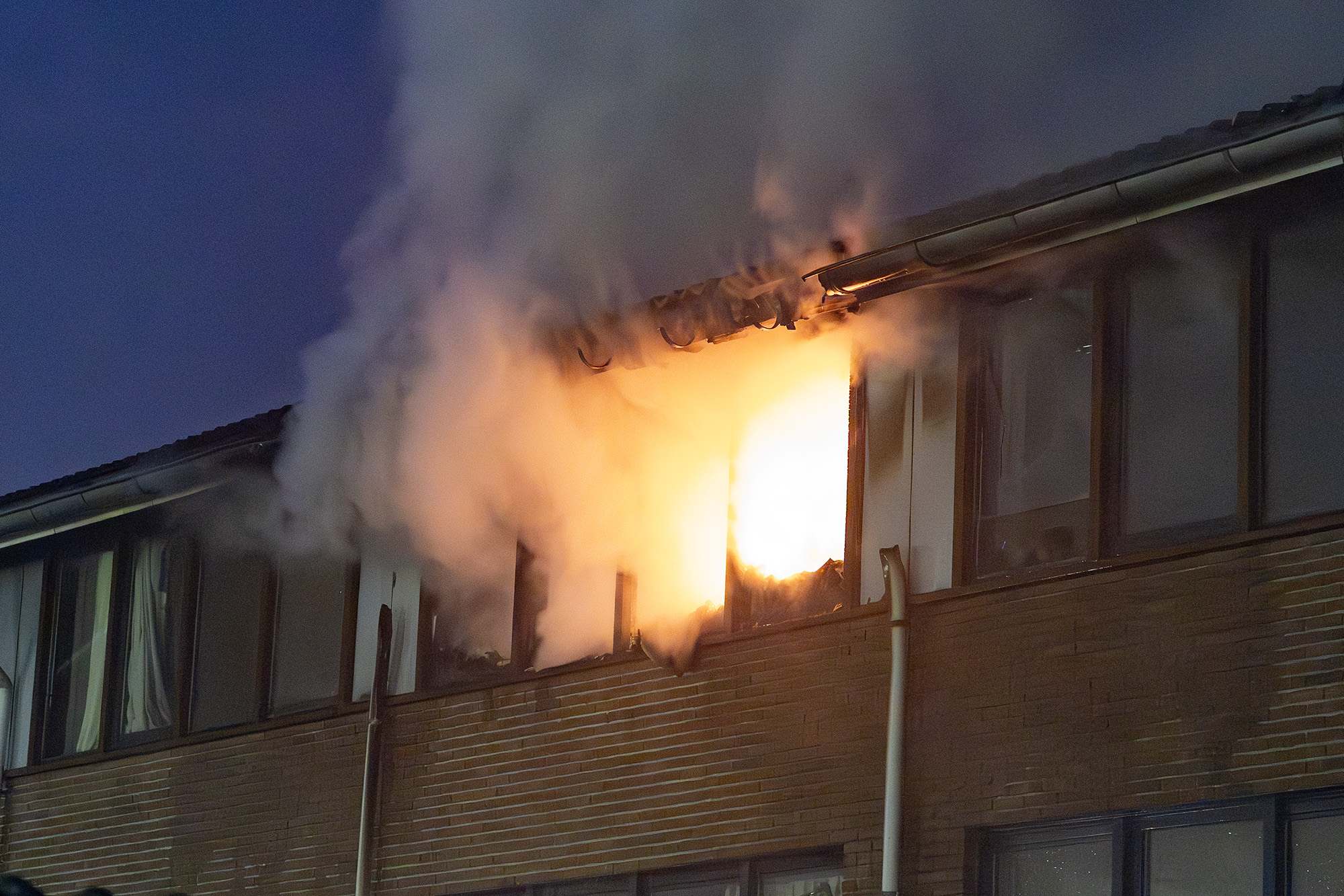 Gewonde bij grote uitslaande woningbrand