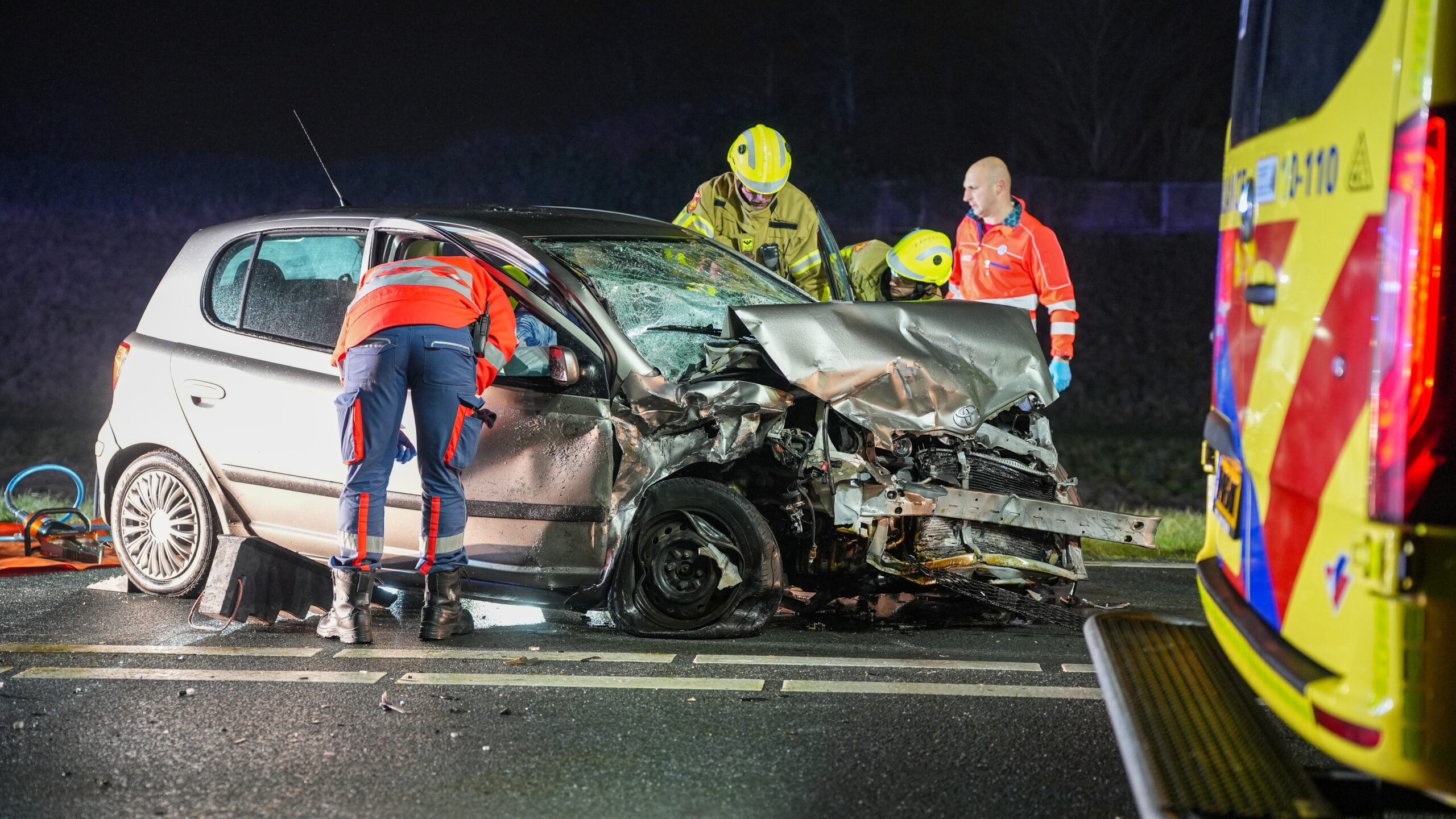 Zwaargewonde door ernstig ongeval op spekgladde weg
