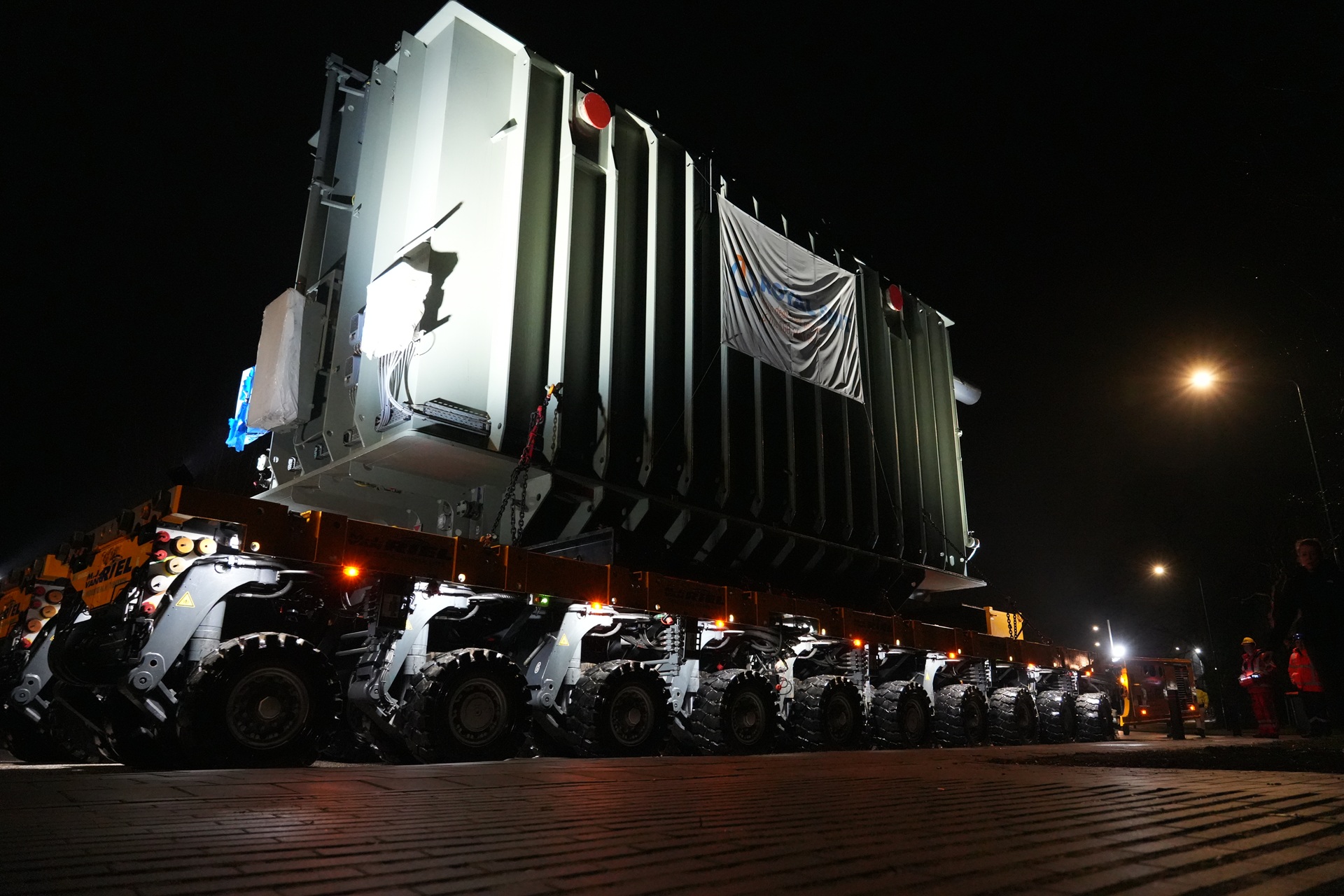 Reusachtige transformator van 335.000 kilo rolt stapvoets door woonwijk