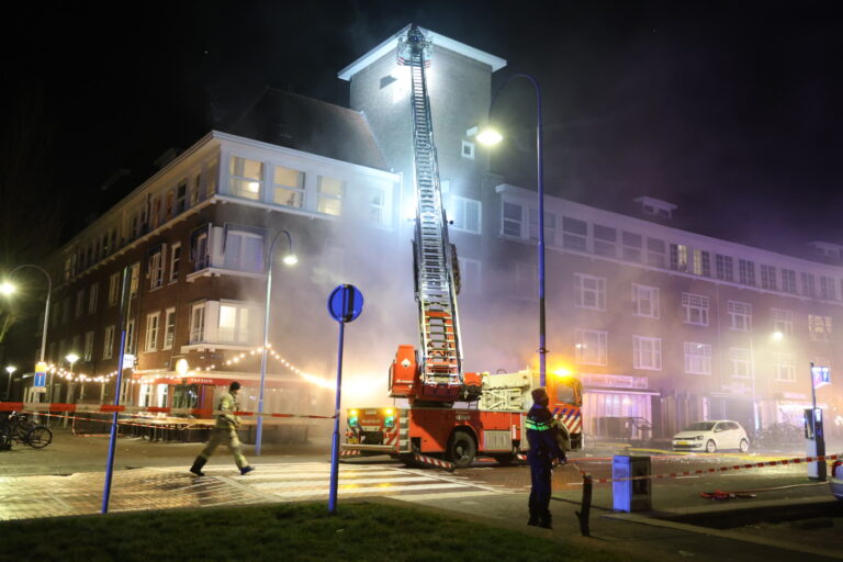 Grote brand na explosie in winkelpand