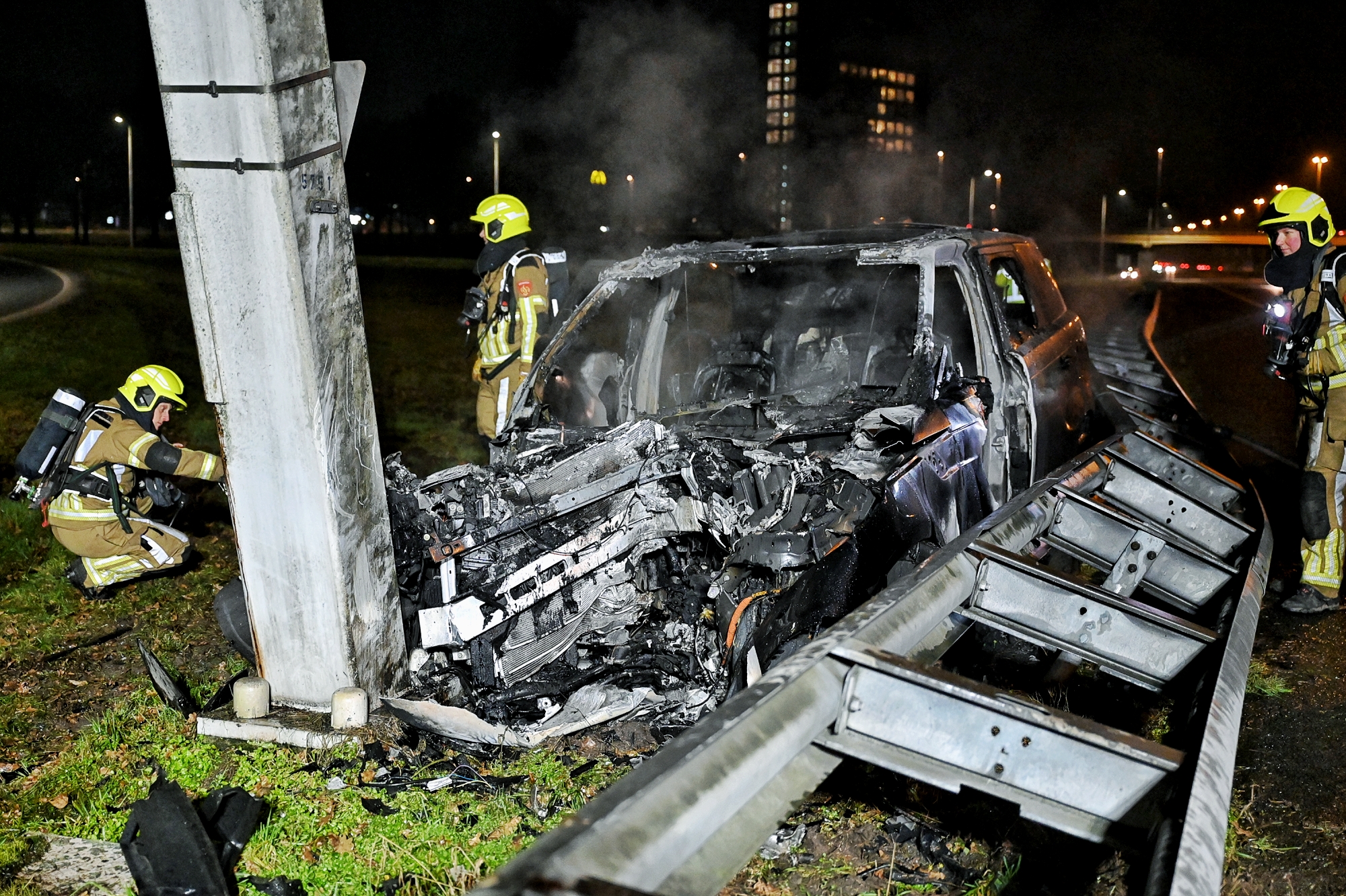 Auto botst tegen verkeersportaal en vliegt in brand