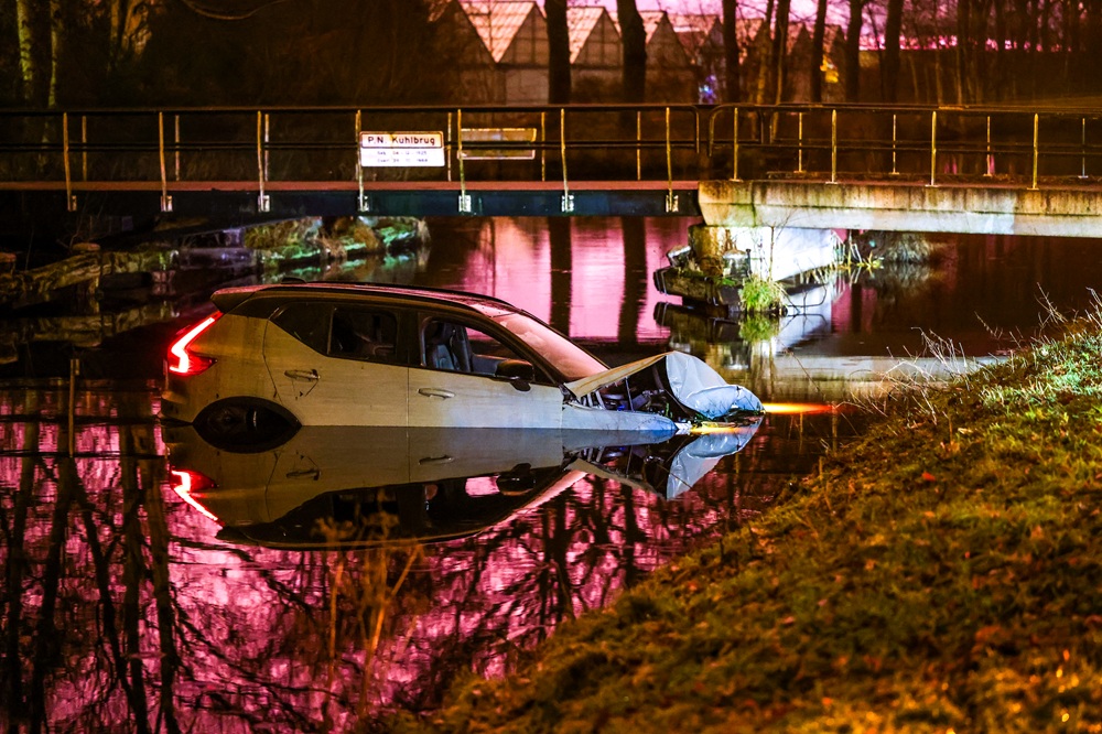 Auto rijdt kanaal in, bestuurder aangehouden