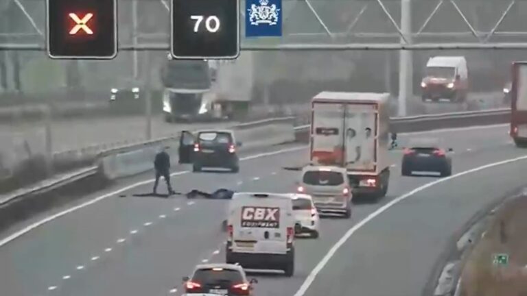 Man haalt met gevaar voor eigen leven stukken zeil van snelweg