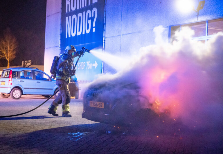 Elektrische auto vliegt in brand bij sportschool
