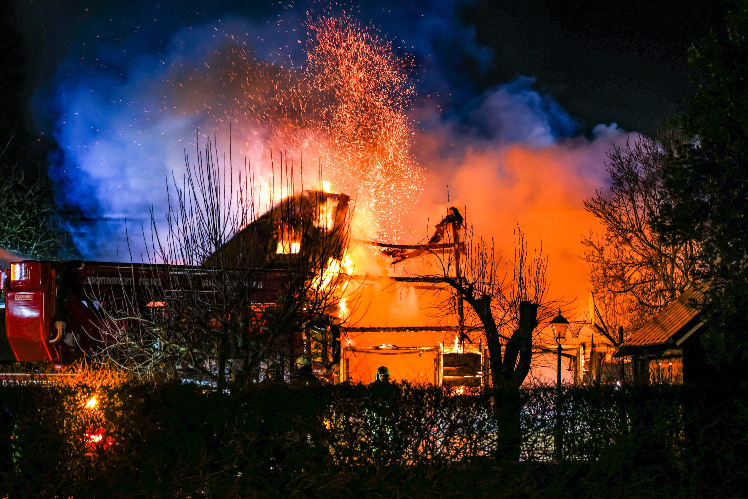 Grote brand in rieten dak van schuur, gevaar voor woning en school