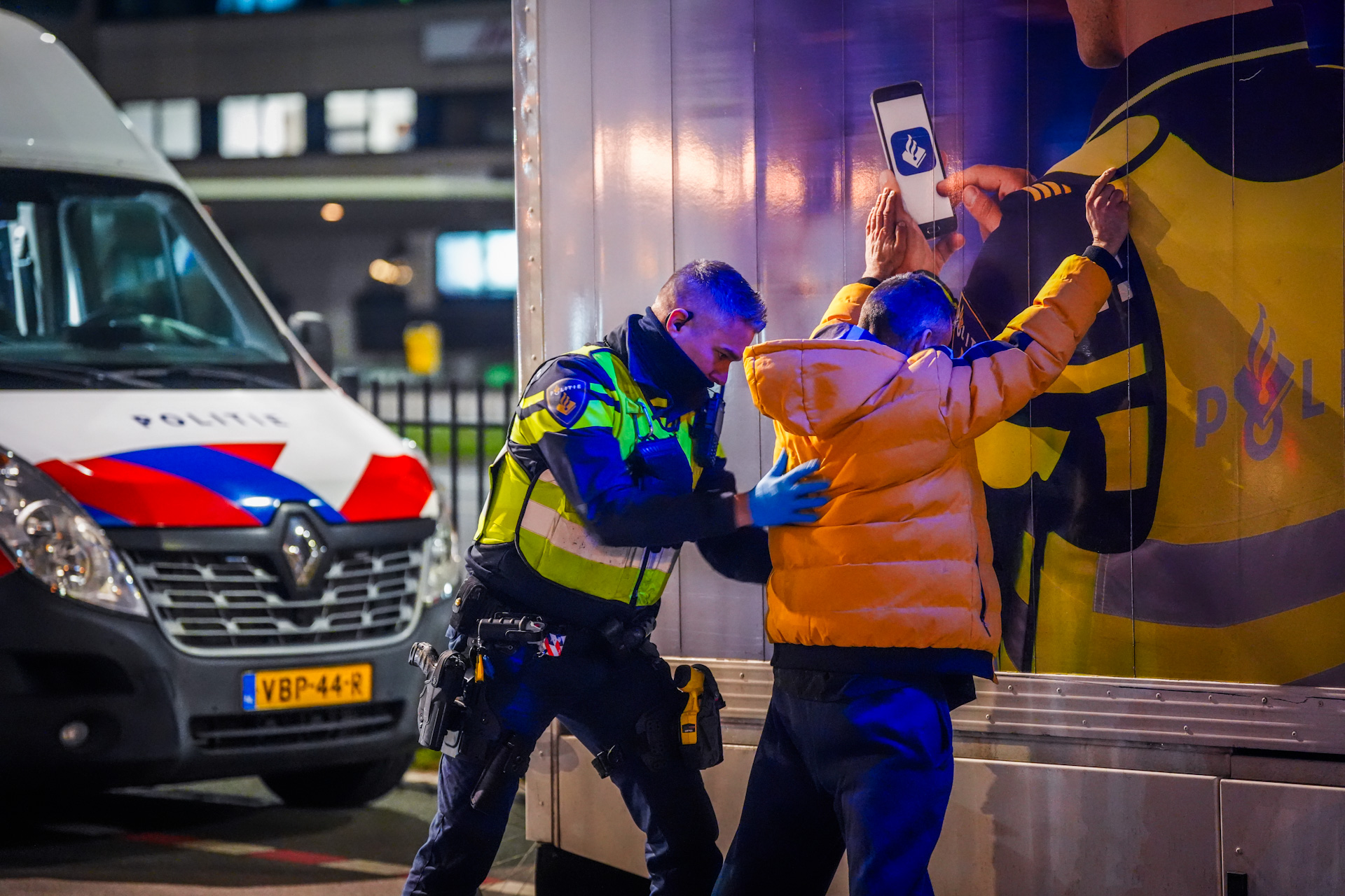 Dronken taxichauffeur betrapt met acht passagiers in auto