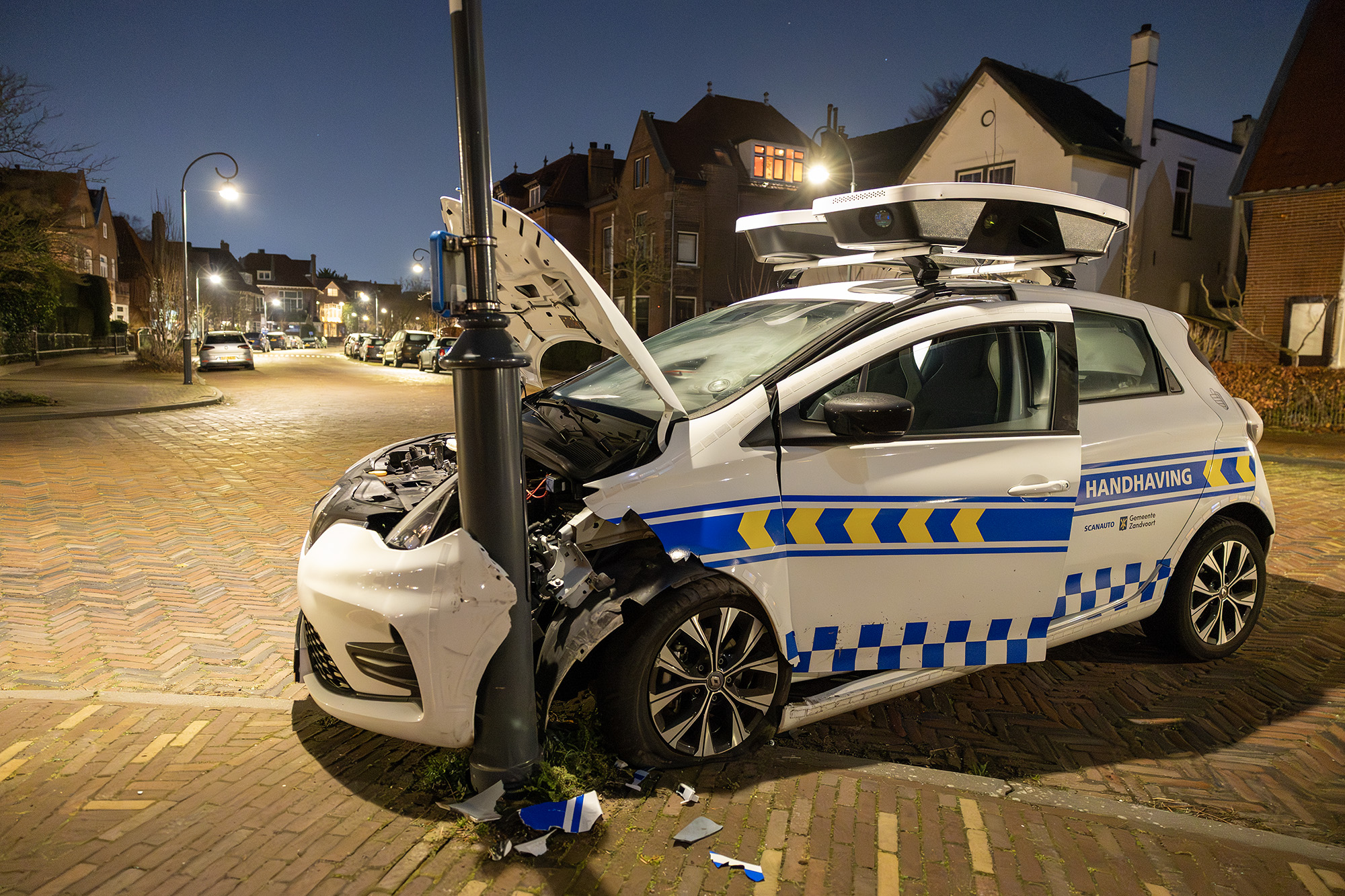 Scanauto van gemeente botst tegen lantaarnpaal
