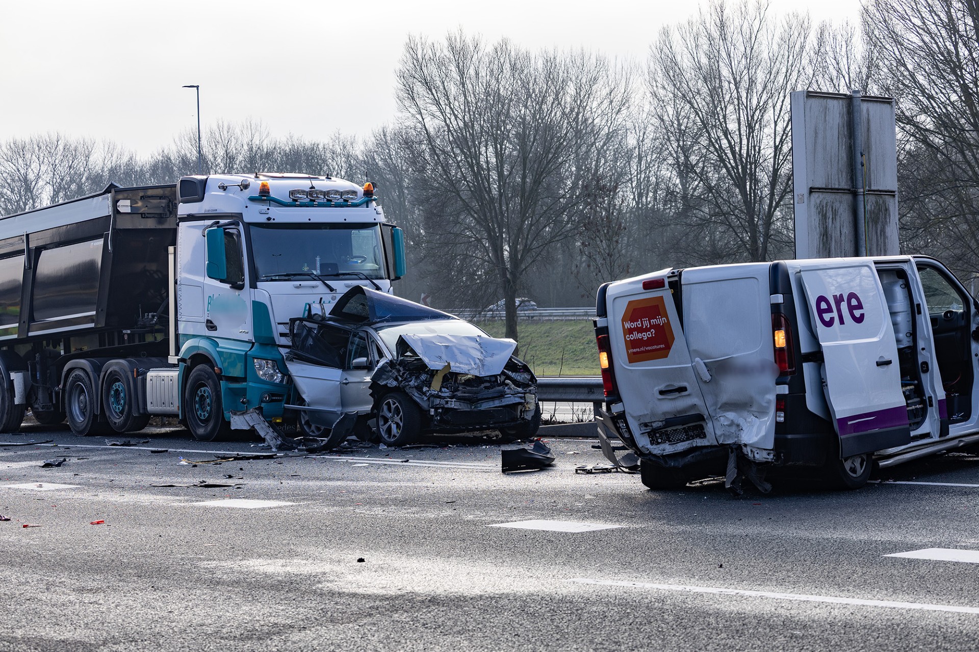 Vrachtwagen klapt achterop meerdere voertuigen bij Velsertunnel - 112 Nederland