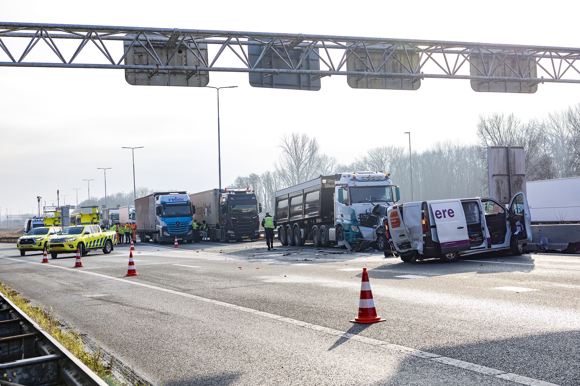 Vrachtwagen klapt achterop meerdere voertuigen bij Velsertunnel - 112 Nederland