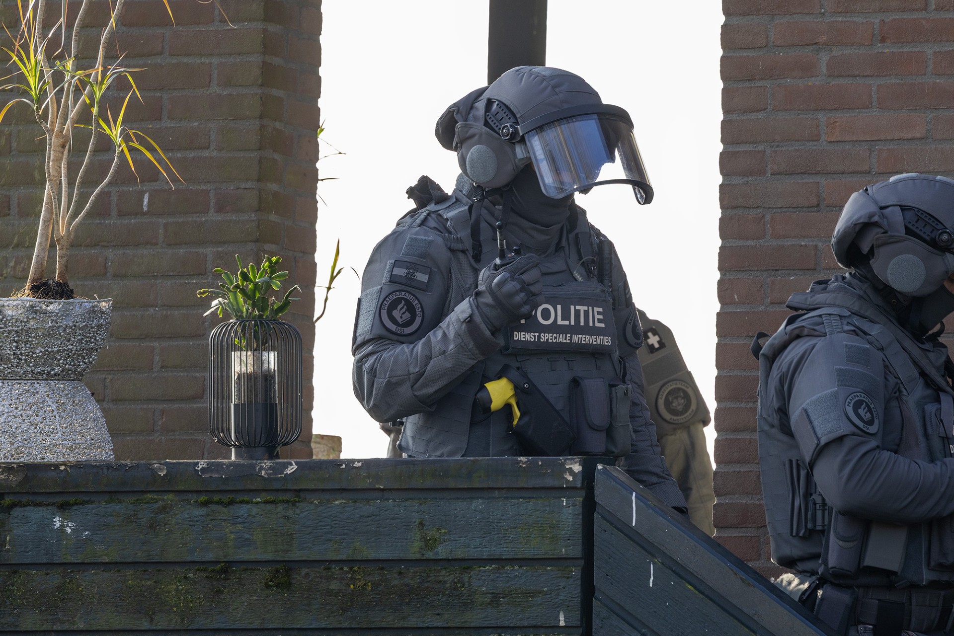 Gewonde bij schietpartij aan Zijkanaal C in Spaarndam DSI doet inval - 112 Nederland