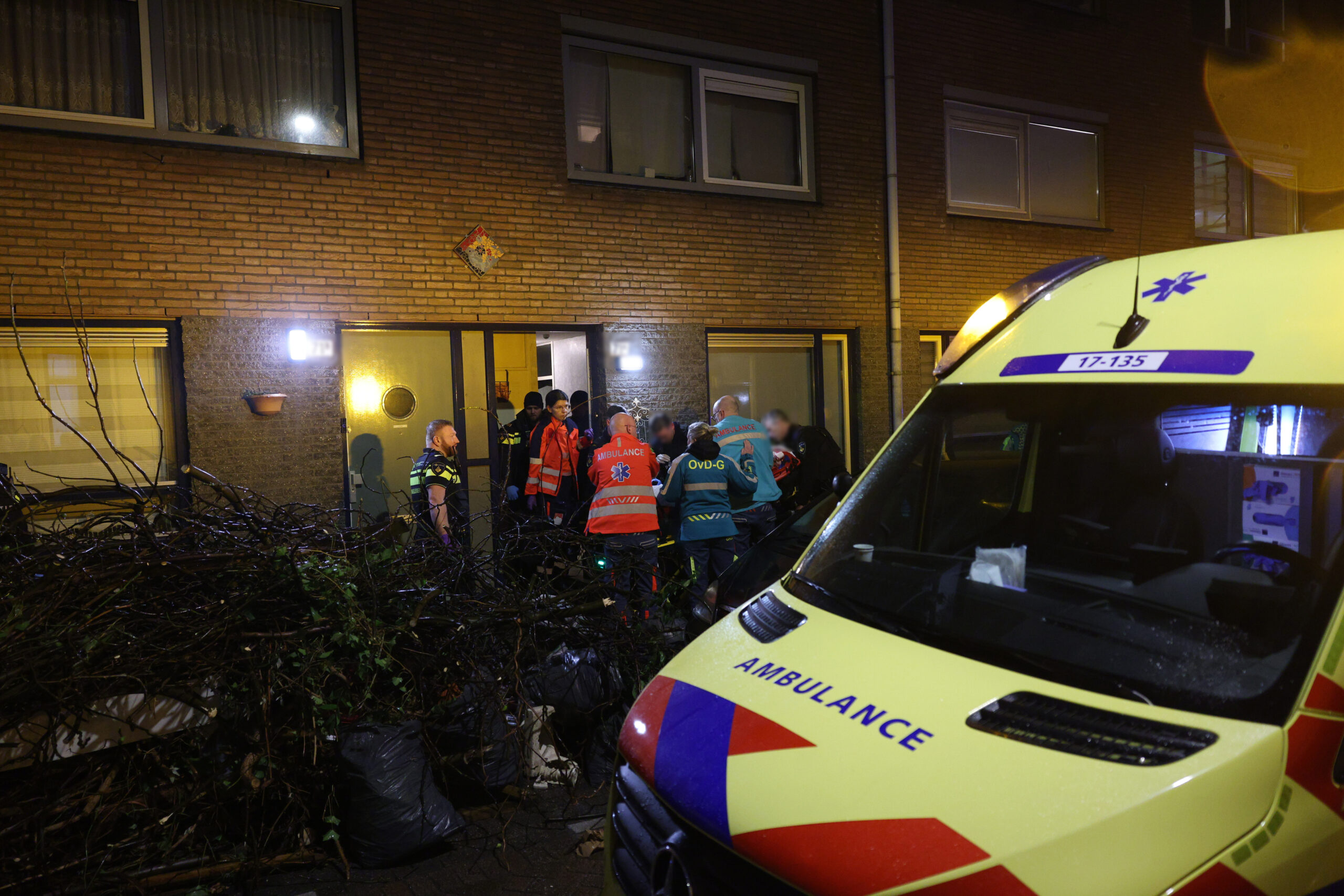 Zwaargewonde bij schietincident in woning, twee personen aangehouden