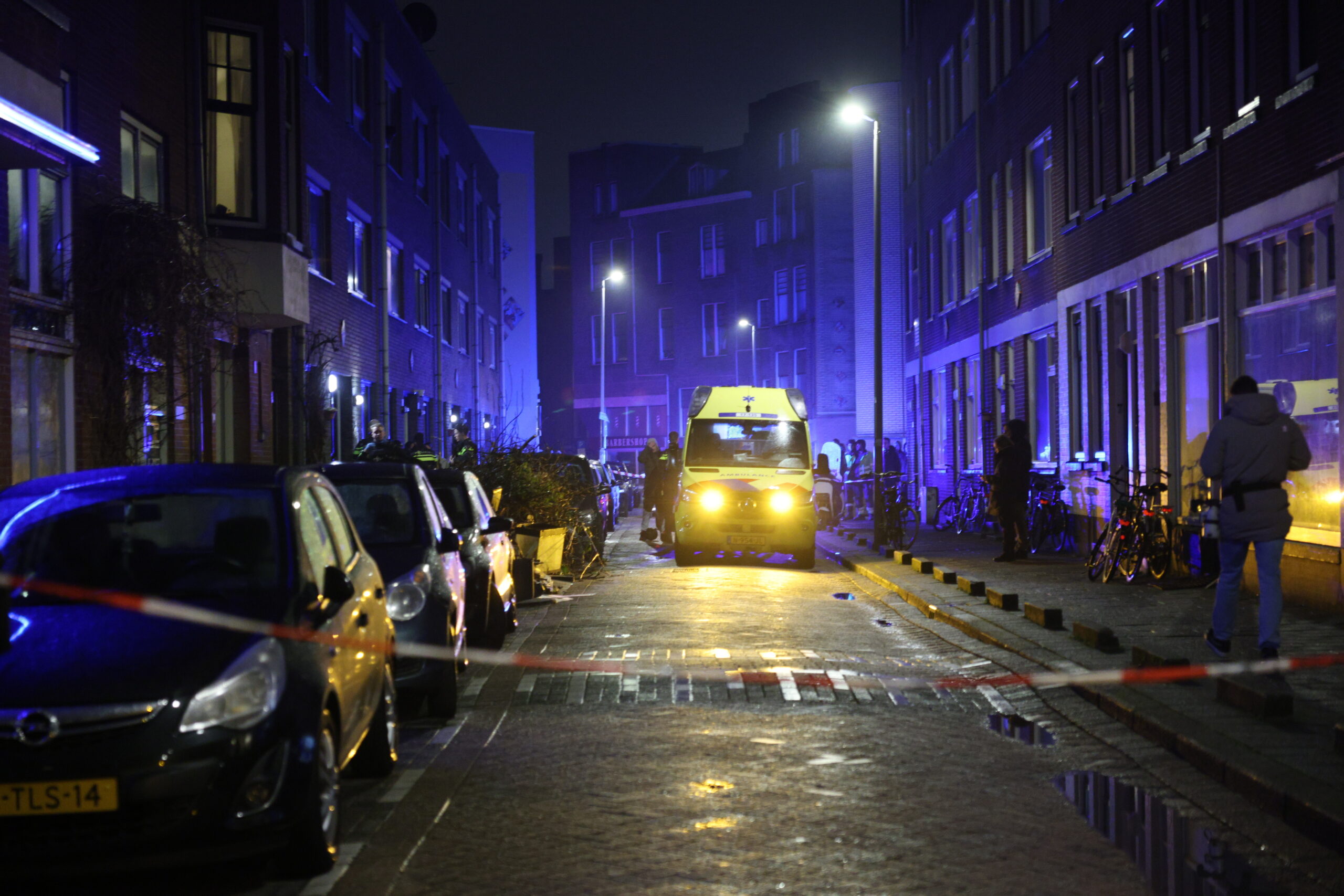 Zwaargewonde bij schietpartij in woning Zoutziedersstraat in Rotterdam - 112 Nederland