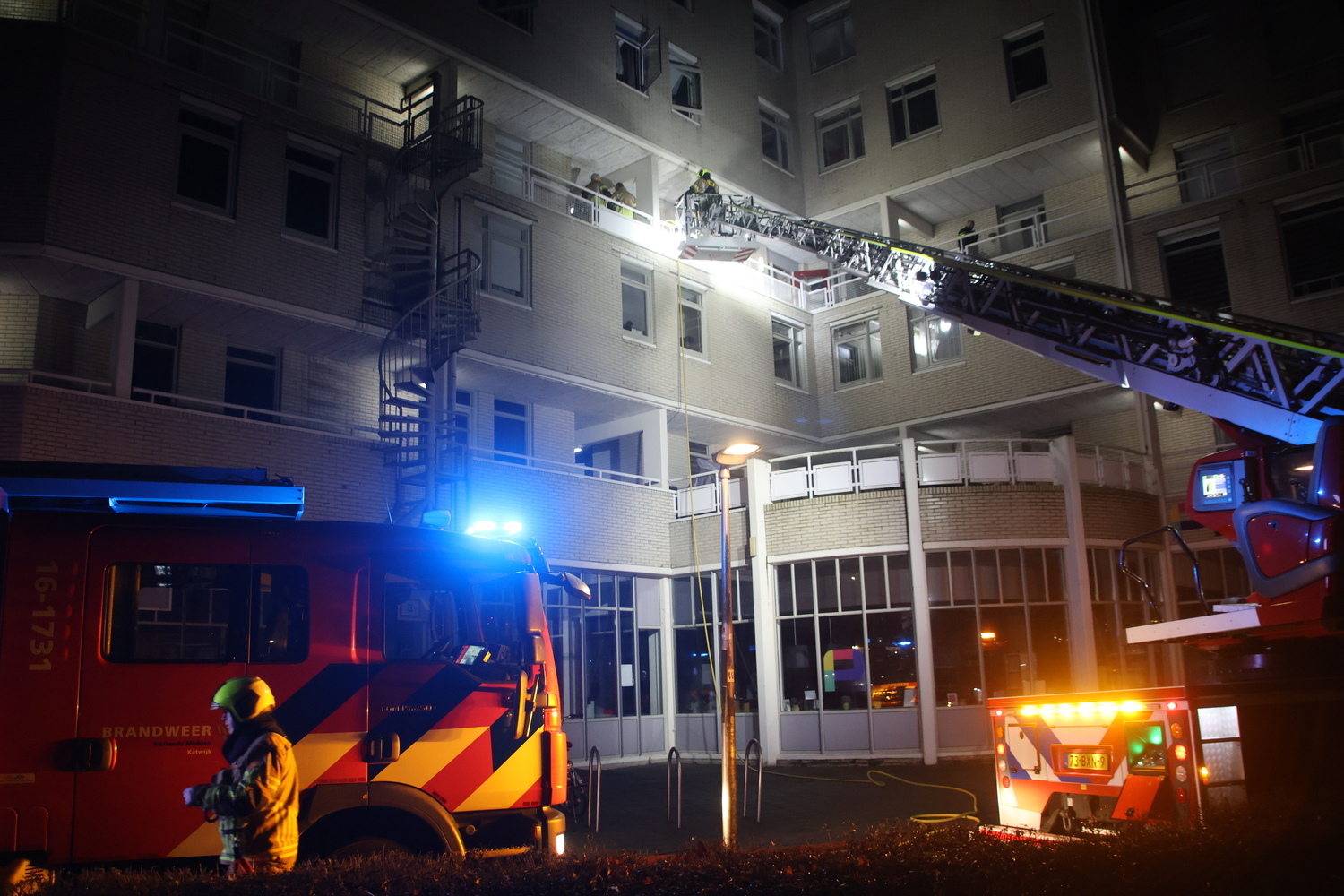 Persoon zwaargewond na felle uitslaande brand in portiekwoning