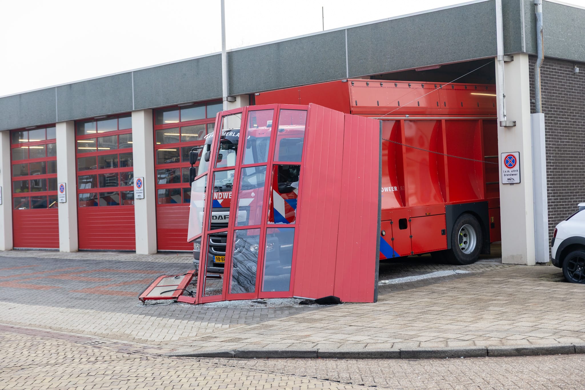 Brandweerwagen rijdt kazernedeur eruit