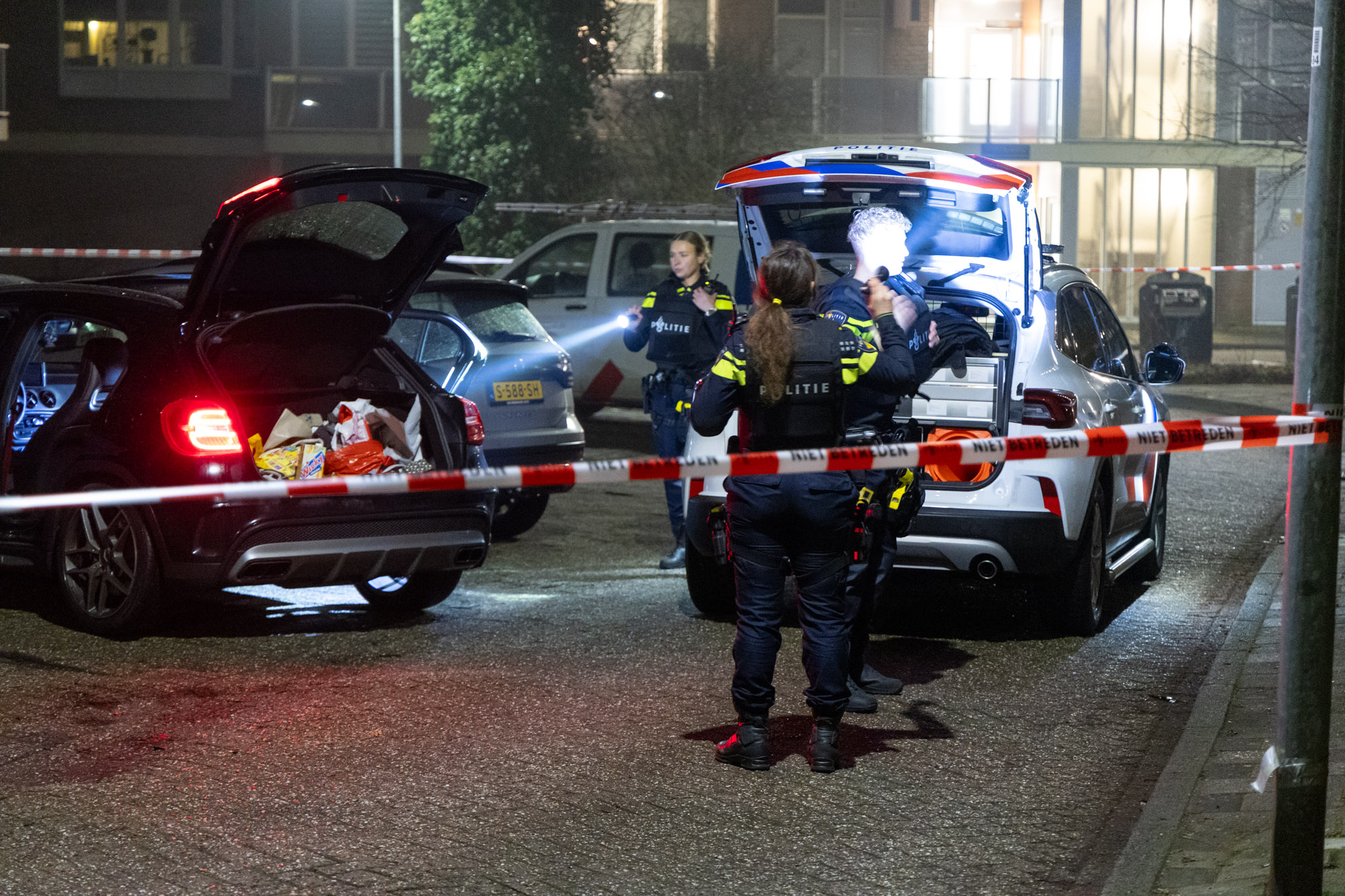 Grote zoektocht na vondst vuurwapen in auto; verdachte op de vlucht