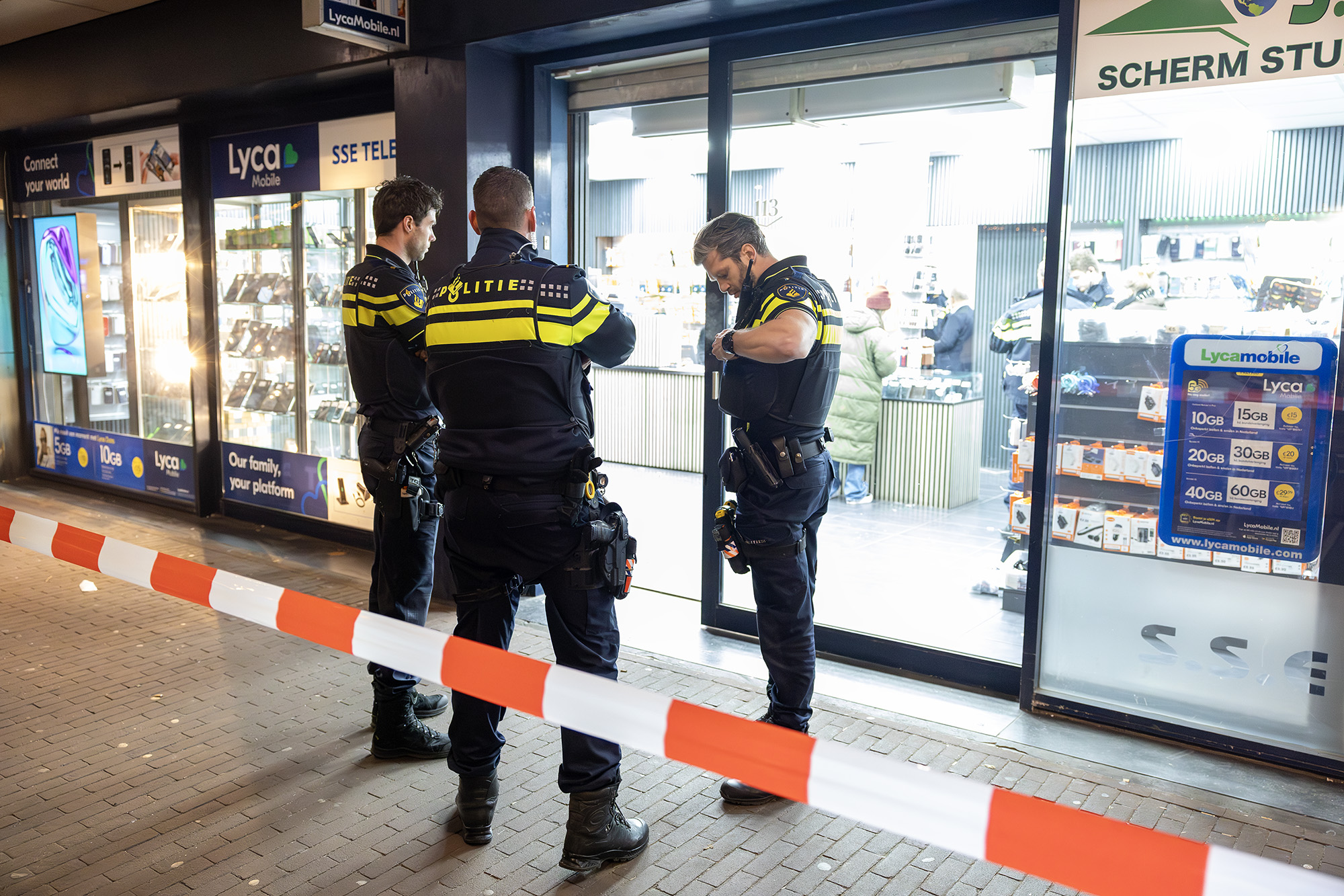 Telecomwinkel overvallen, vitrine vernield en politiehelikopter ingezet