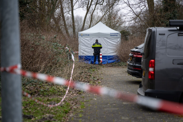 Voorbijganger ontdekt overleden persoon, onderzoek naar doodsoorzaak loopt