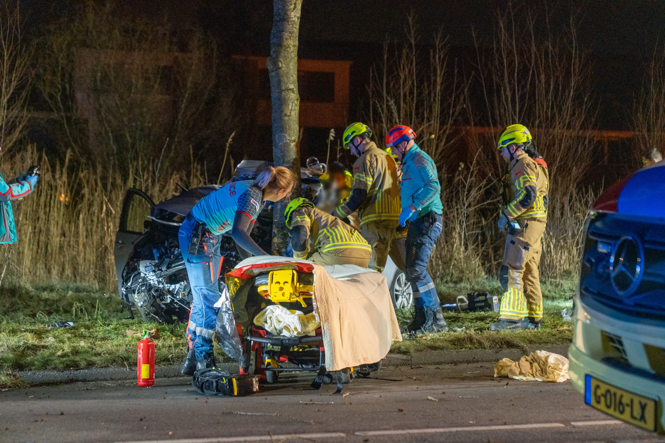 Auto met vier inzittenden botst tegen boom, twee naar ziekenhuis