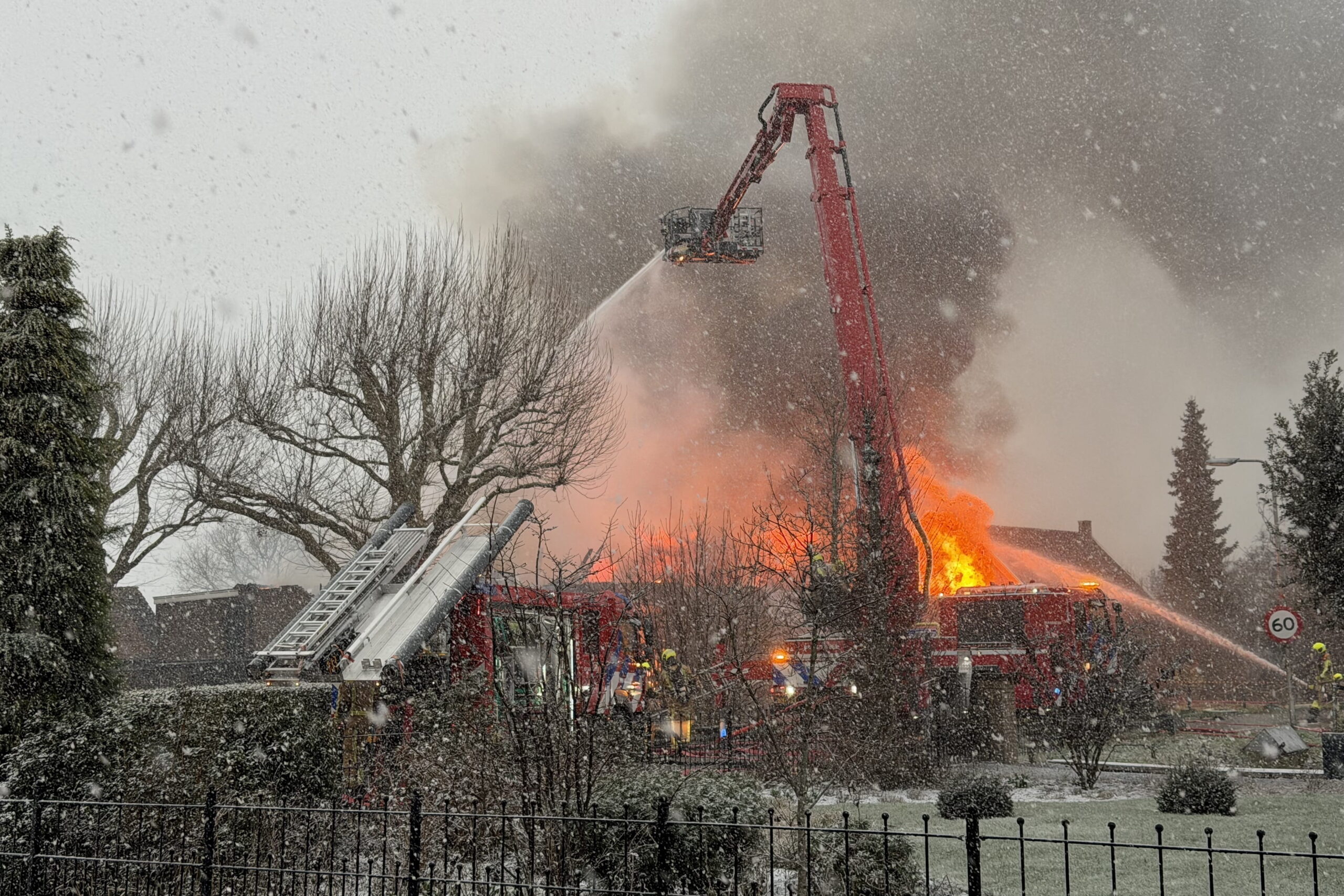 Loods in de as gelegd door uitslaande brand